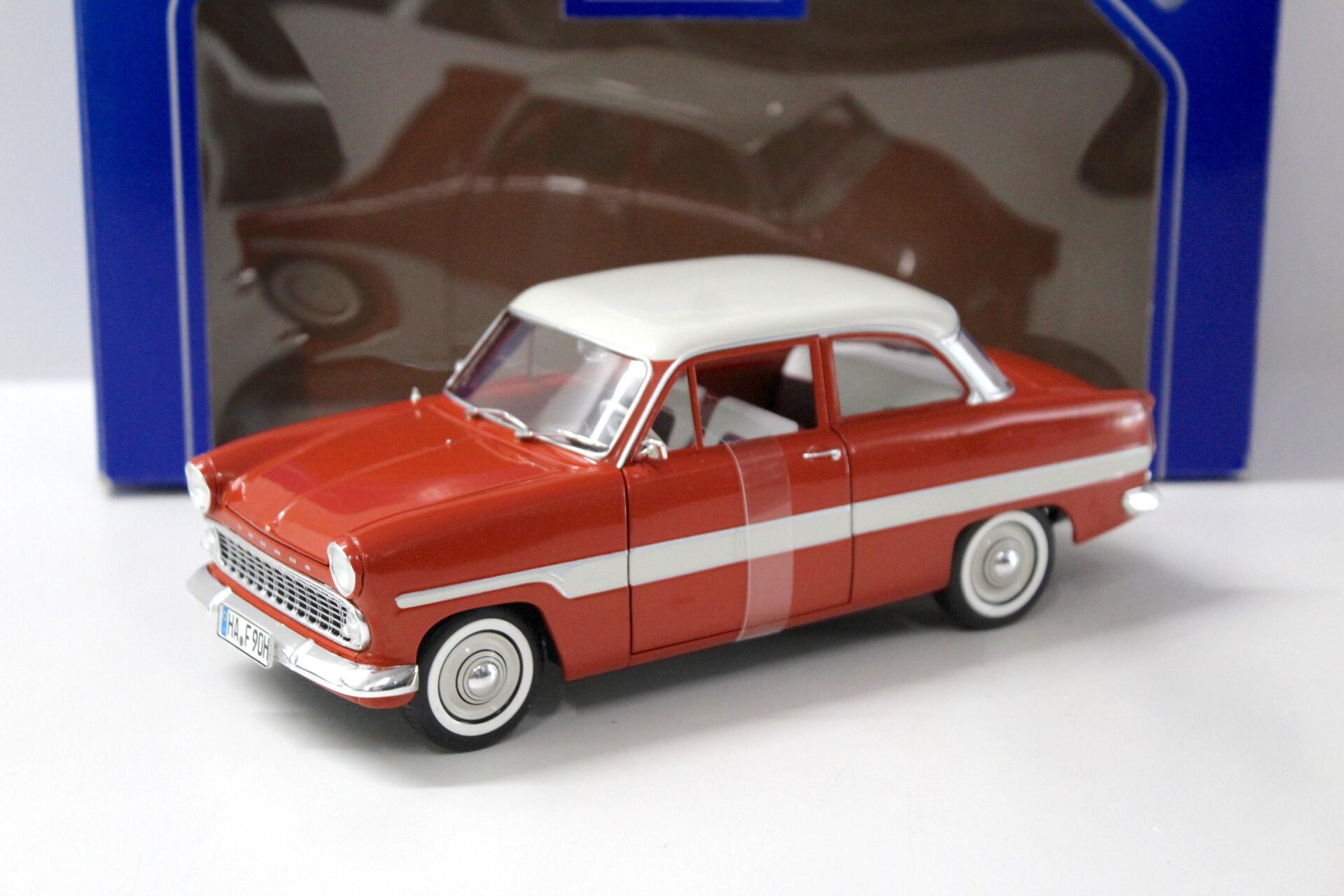 ID 43270 orig.jpg 1:18 Revell Ford 12M "Streifen-Taunus" red/ white