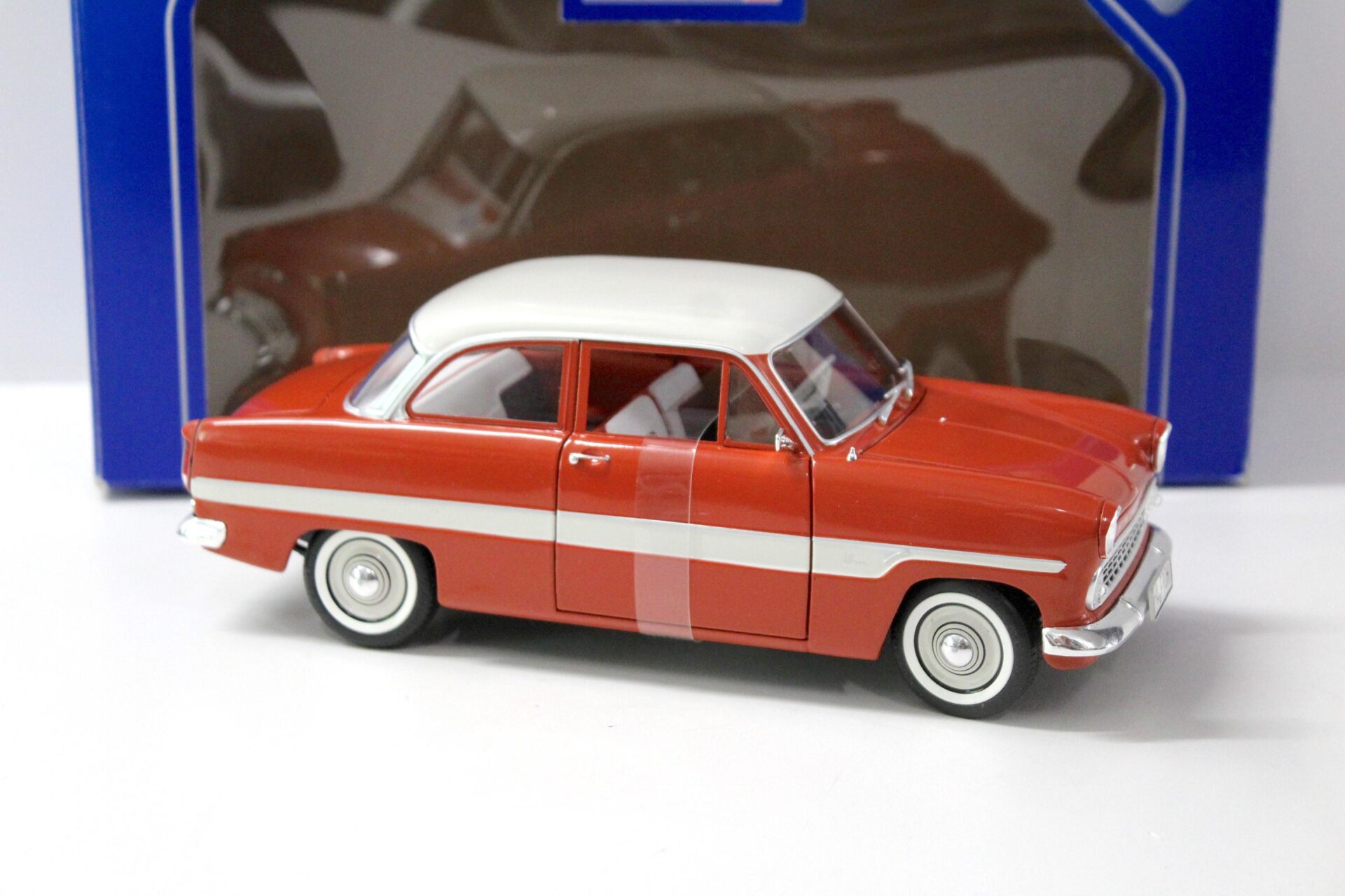 1:18 Revell Ford 12M "Streifen-Taunus" red/ white