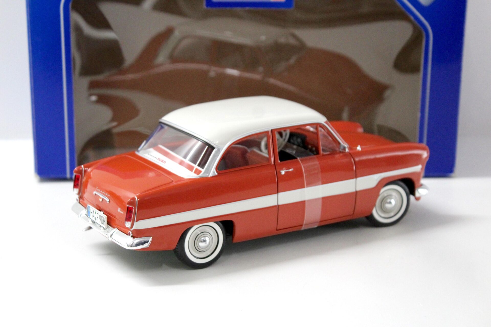 1:18 Revell Ford 12M "Streifen-Taunus" red/ white