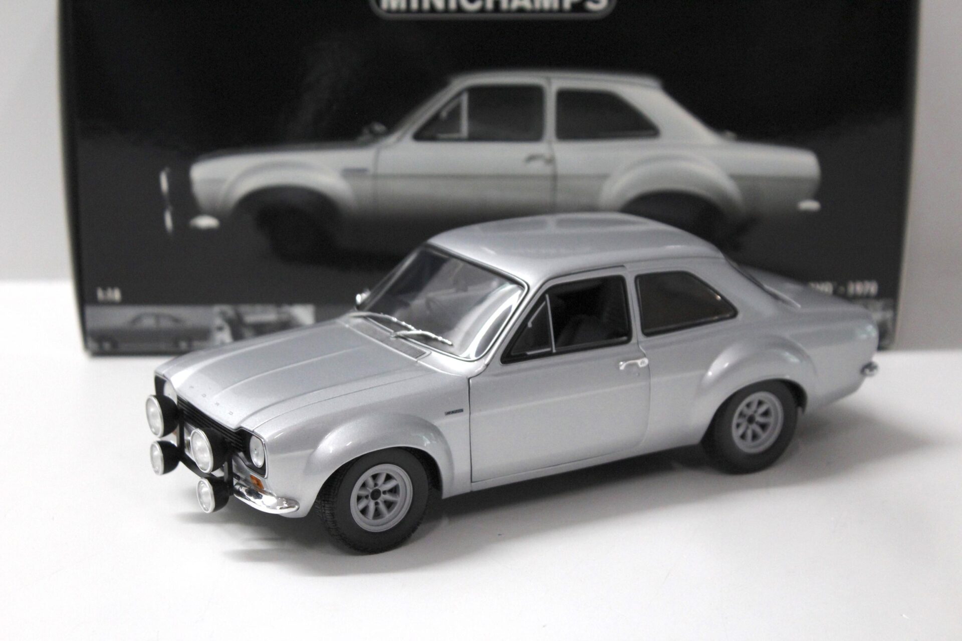 1:18 Minichamps Ford Escort I RS 1600 "AVO" 1970 silver RHD