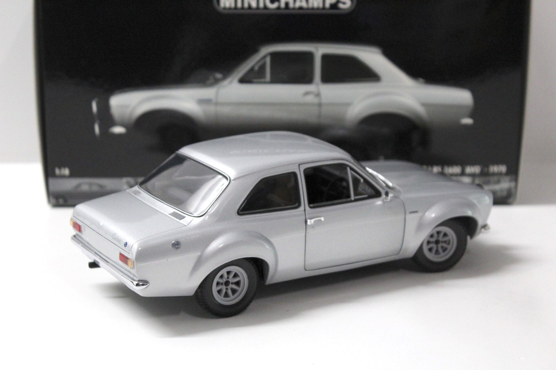 1:18 Minichamps Ford Escort I RS 1600 "AVO" 1970 silver RHD