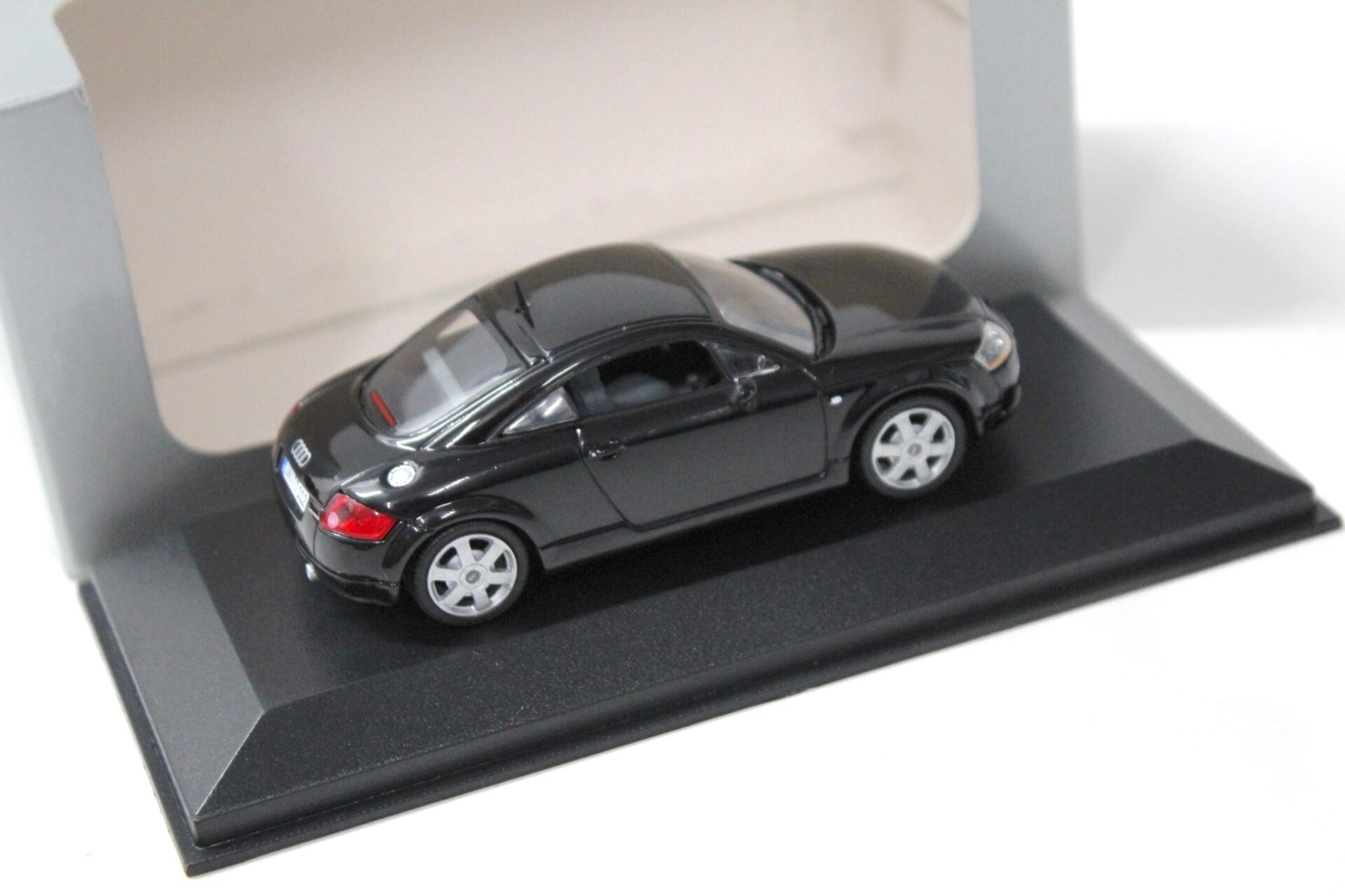 1:43 Minichamps Audi TT Coupe 8N black DEALER
