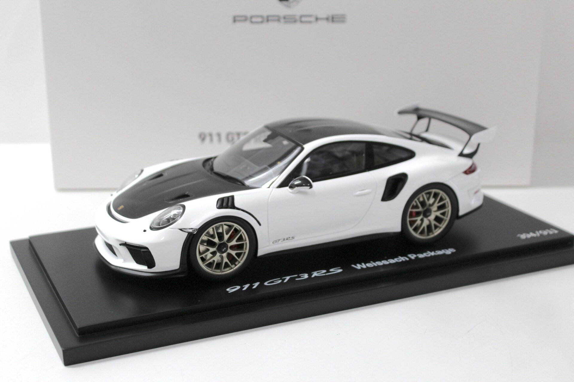 1:18 Spark Porsche 911 (991) GT3 RS Weissach Package white DEALER