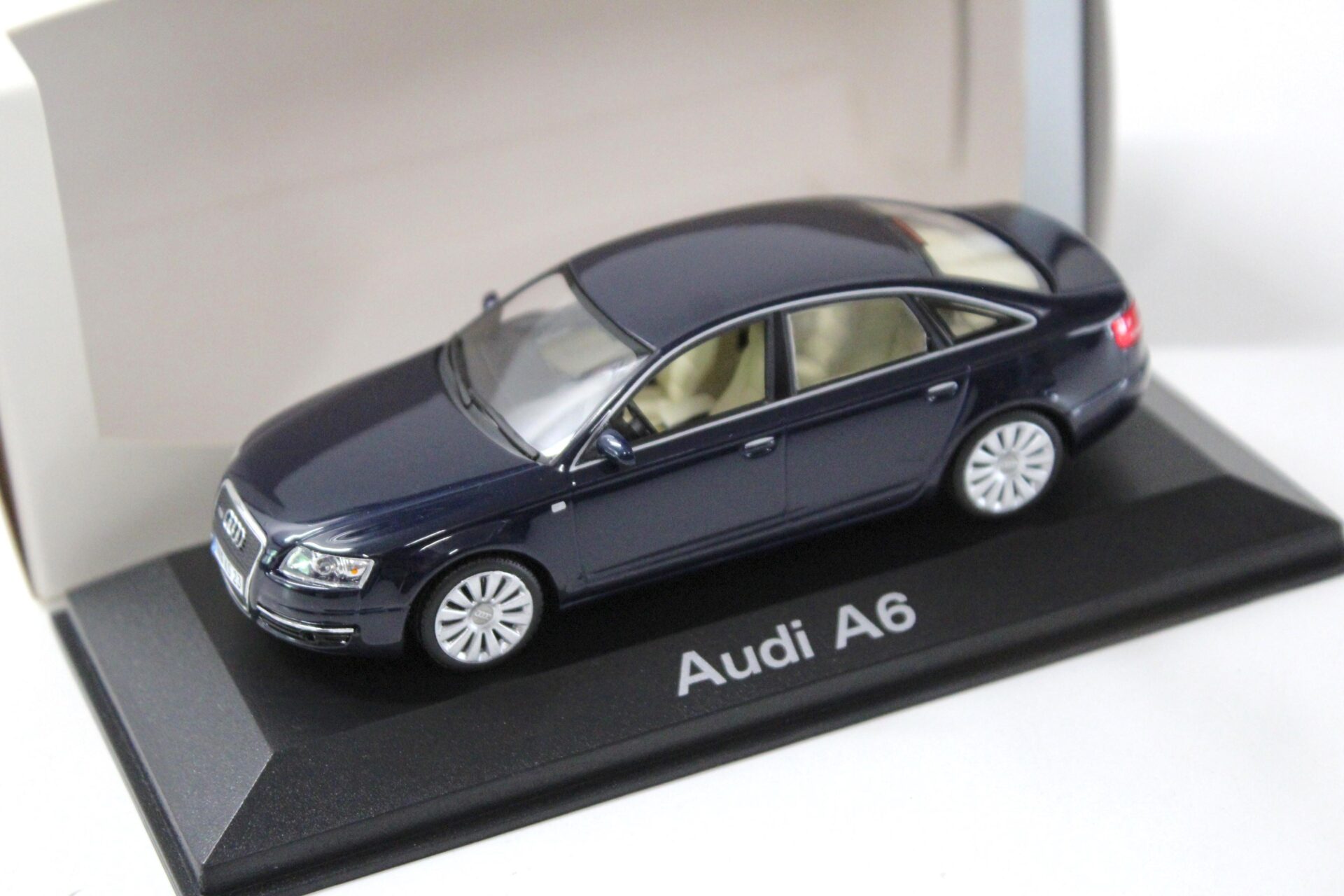 ID 43500 orig.jpg 1:43 Minichamps Audi A6 C6 Limousine dark blue DEALER