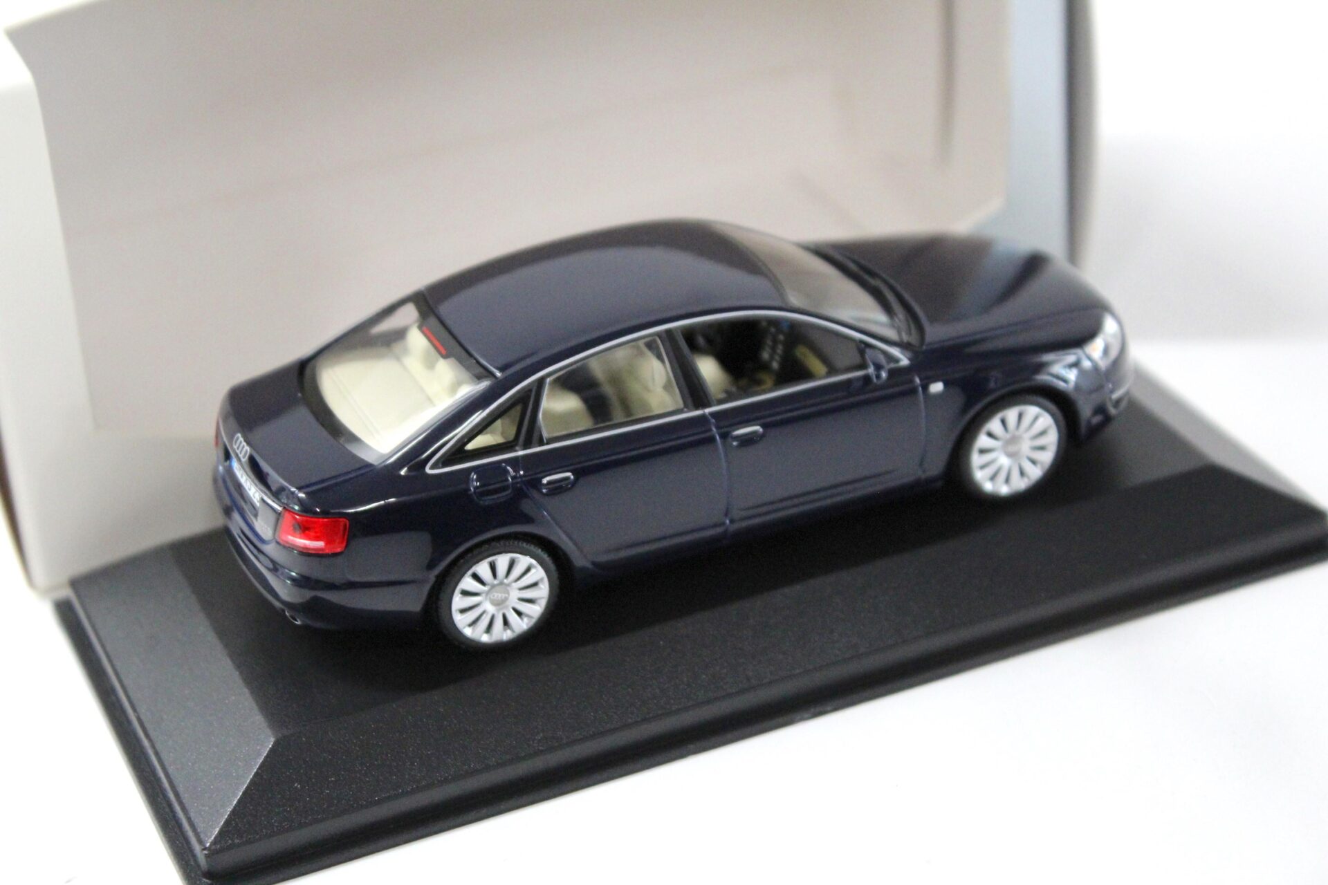 1:43 Minichamps Audi A6 C6 Limousine dark blue DEALER