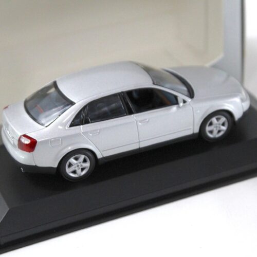 1:43 Minichamps Audi A4 Sedan B6 light silver DEALER