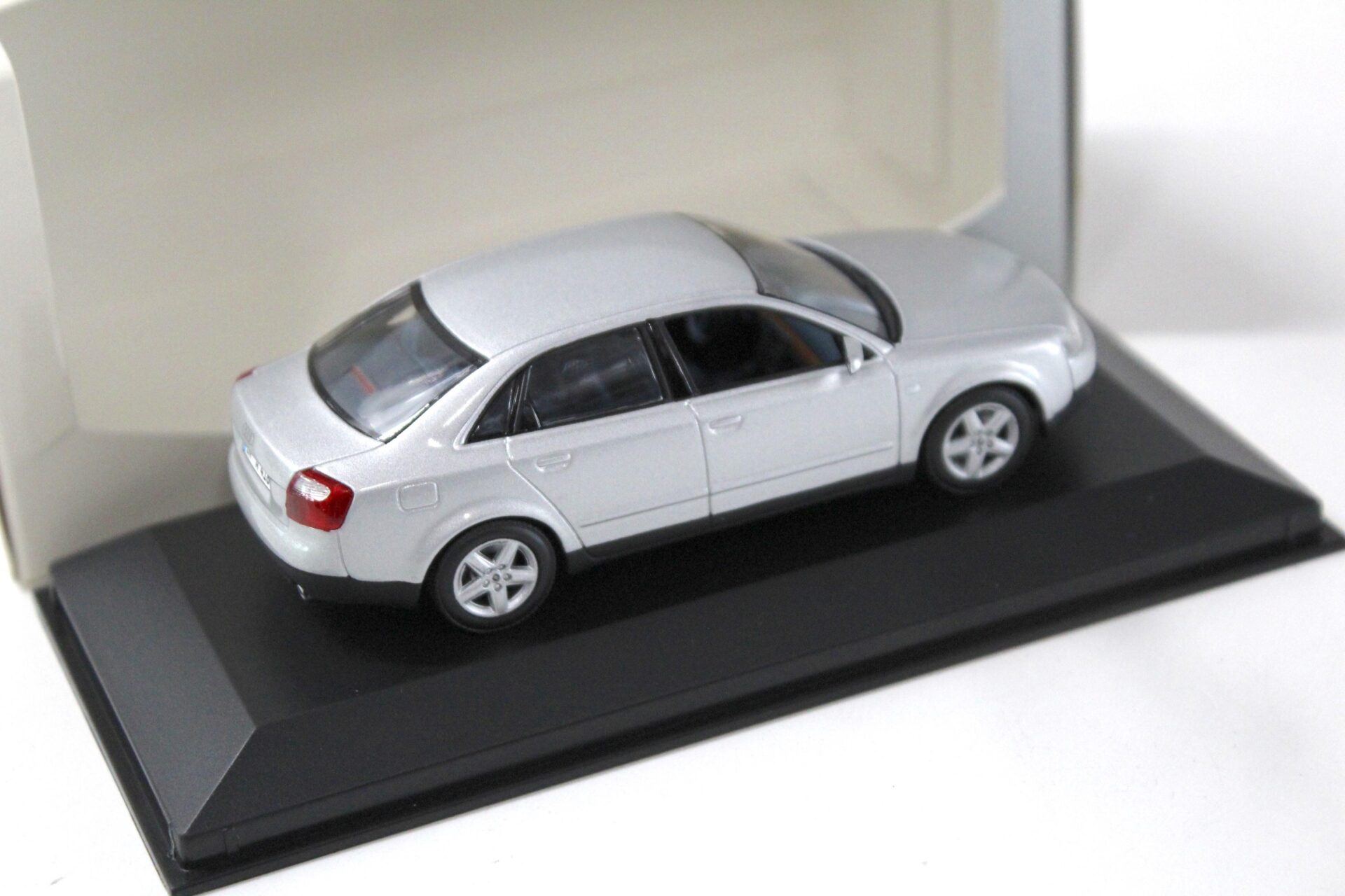 1:43 Minichamps Audi A4 Sedan B6 light silver DEALER