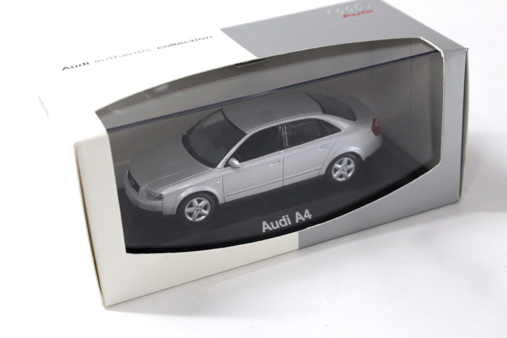 1:43 Minichamps Audi A4 Sedan B6 light silver DEALER
