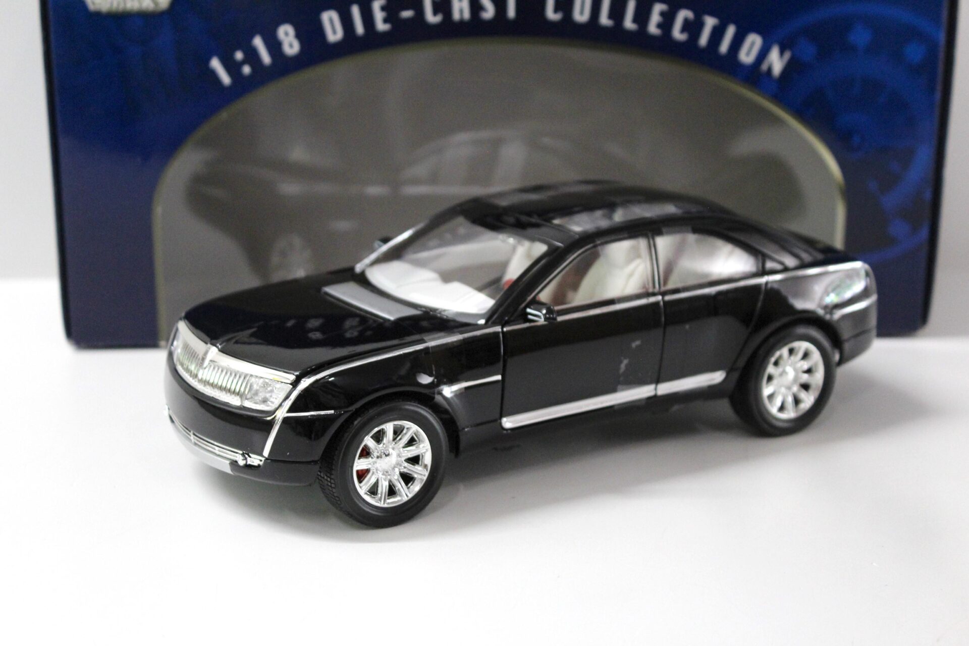 ID 43617 orig.jpg 1:18 MOTOR MAX Lincoln Navicross Concept 2003 black