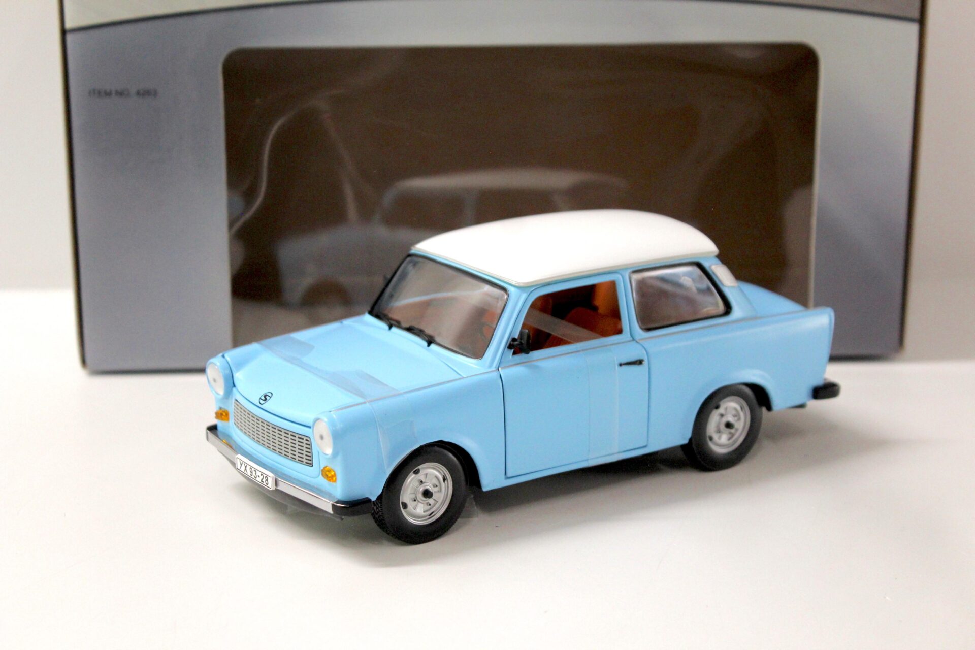 ID 43633 orig.jpg 1:18 Sun Star Trabant 601 Deluxe blue/ white roof
