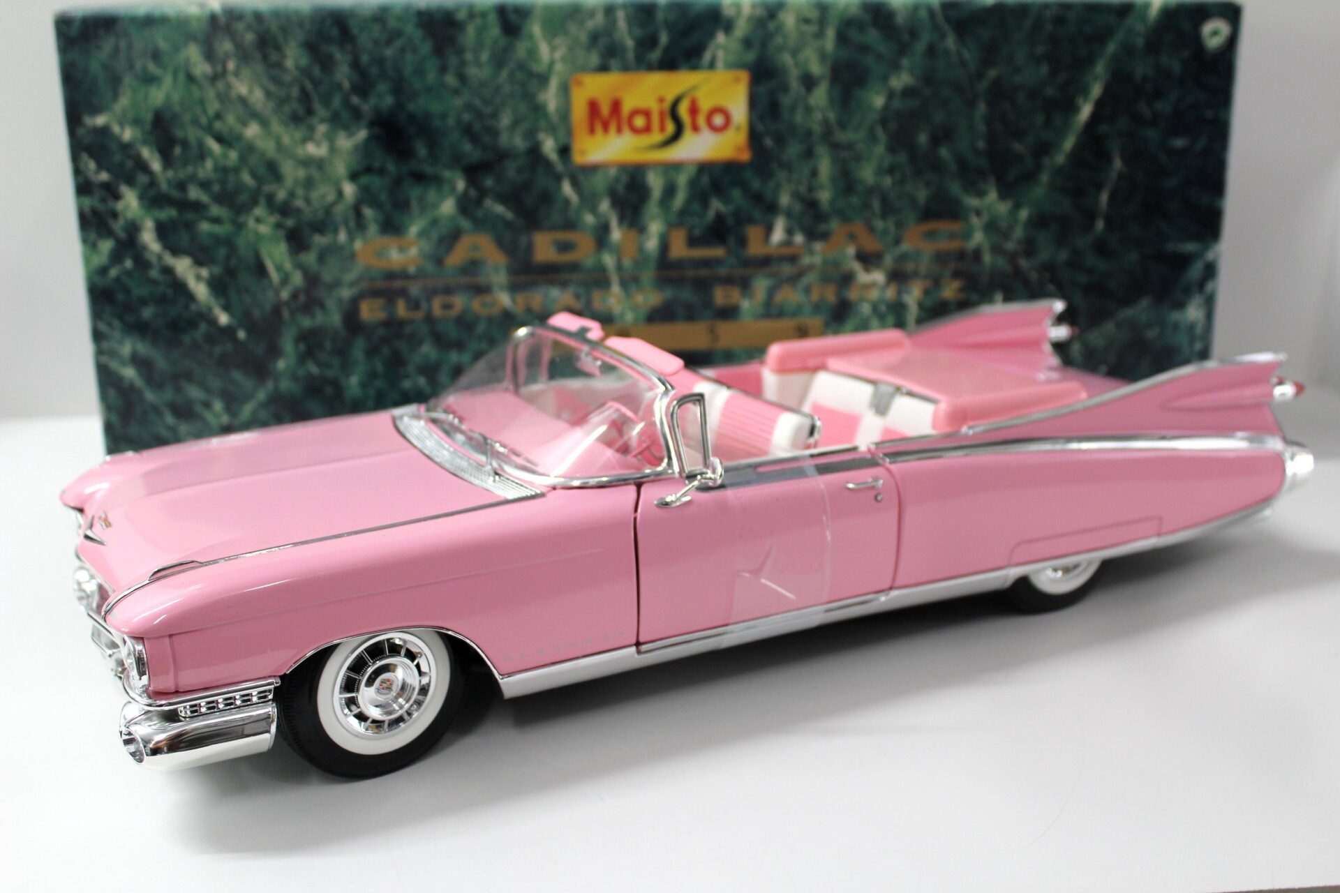 ID 43657 orig.jpg 1:12 Maisto Cadillac Eldorado Biarritz Convertible 1959 pink