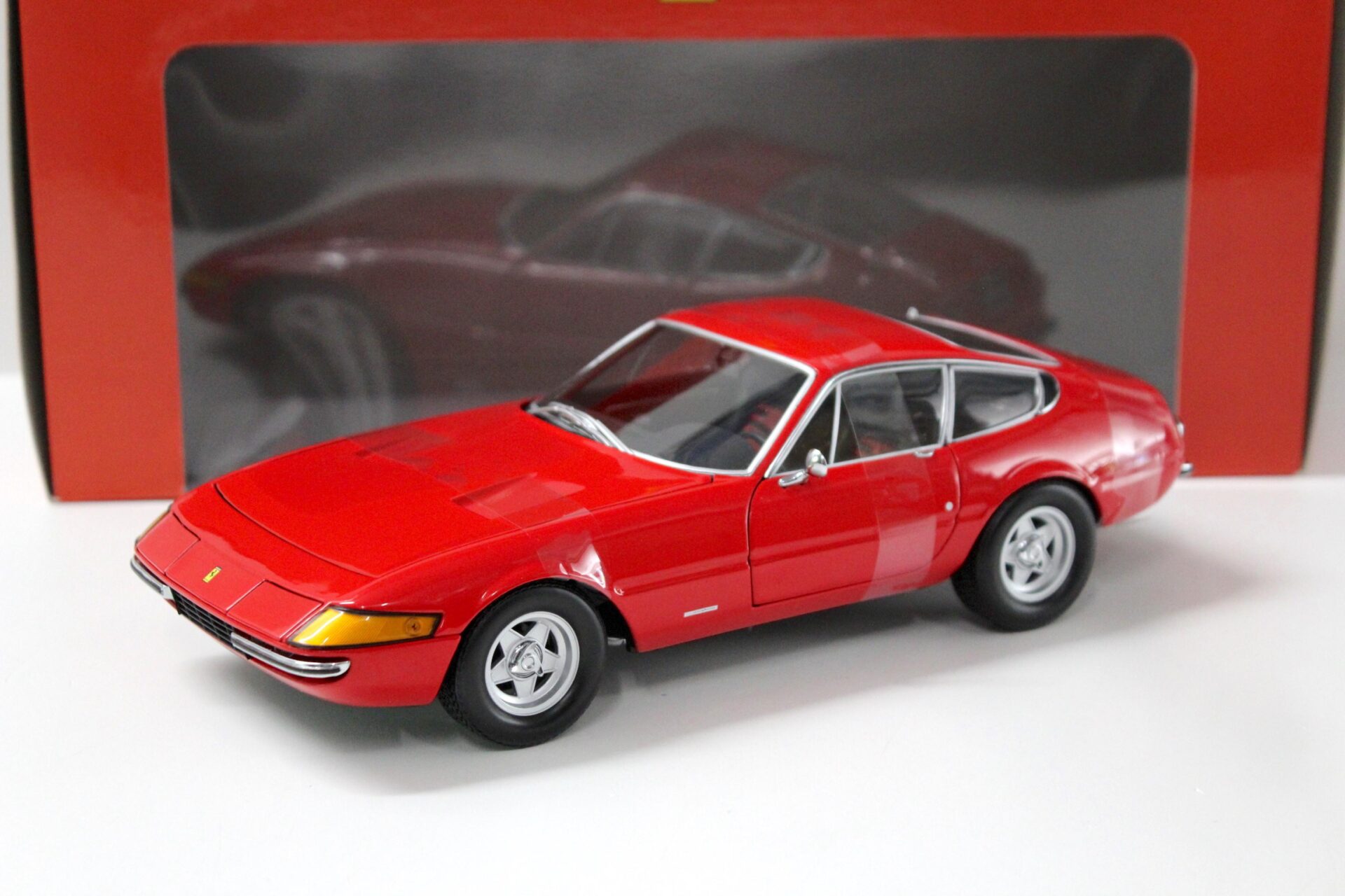 ID 43673 orig.jpg 1:18 Kyosho Ferrari 365 GTB/4 Daytona 1971 Coupe red