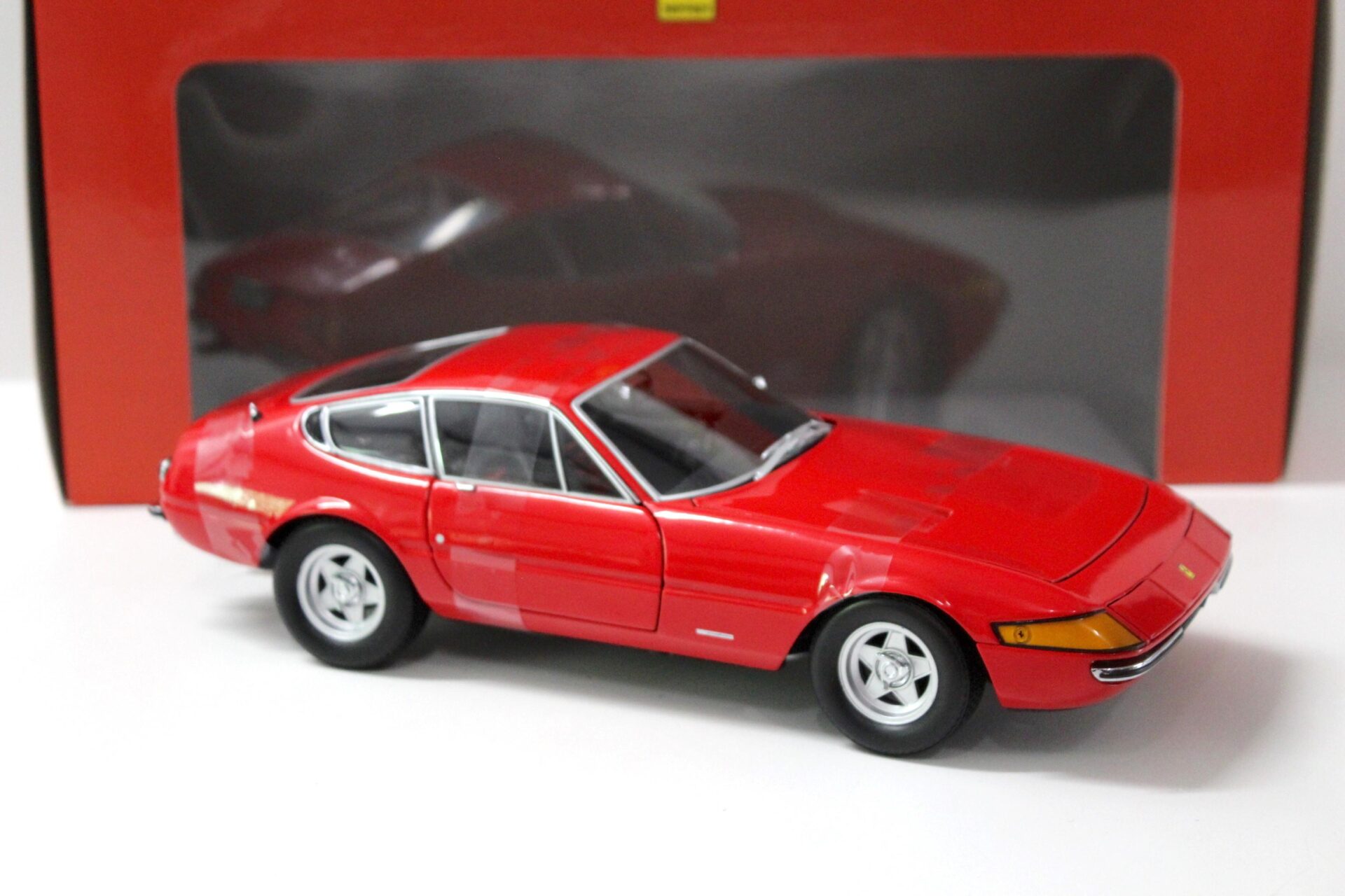 1:18 Kyosho Ferrari 365 GTB/4 Daytona 1971 Coupe red