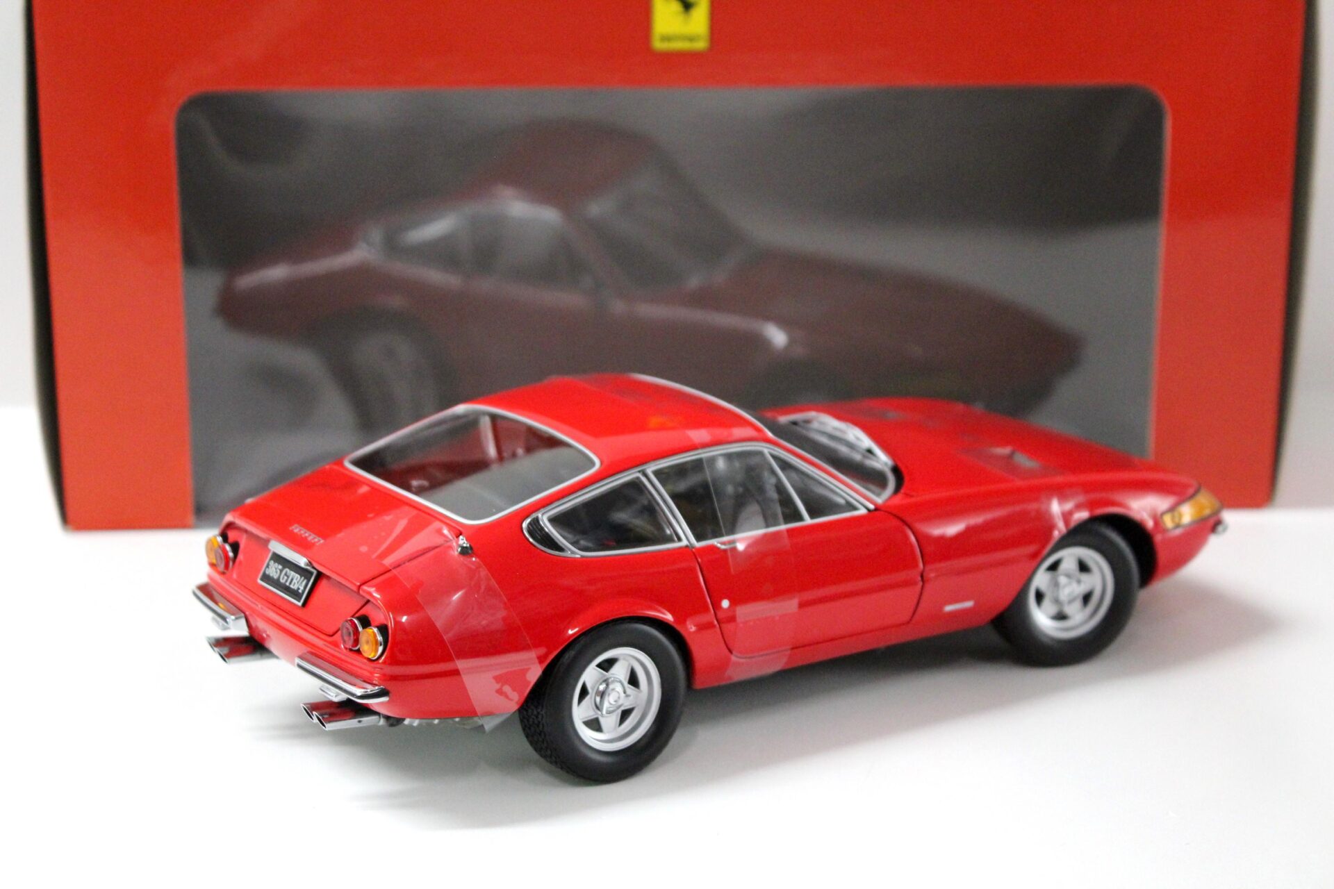 1:18 Kyosho Ferrari 365 GTB/4 Daytona 1971 Coupe red