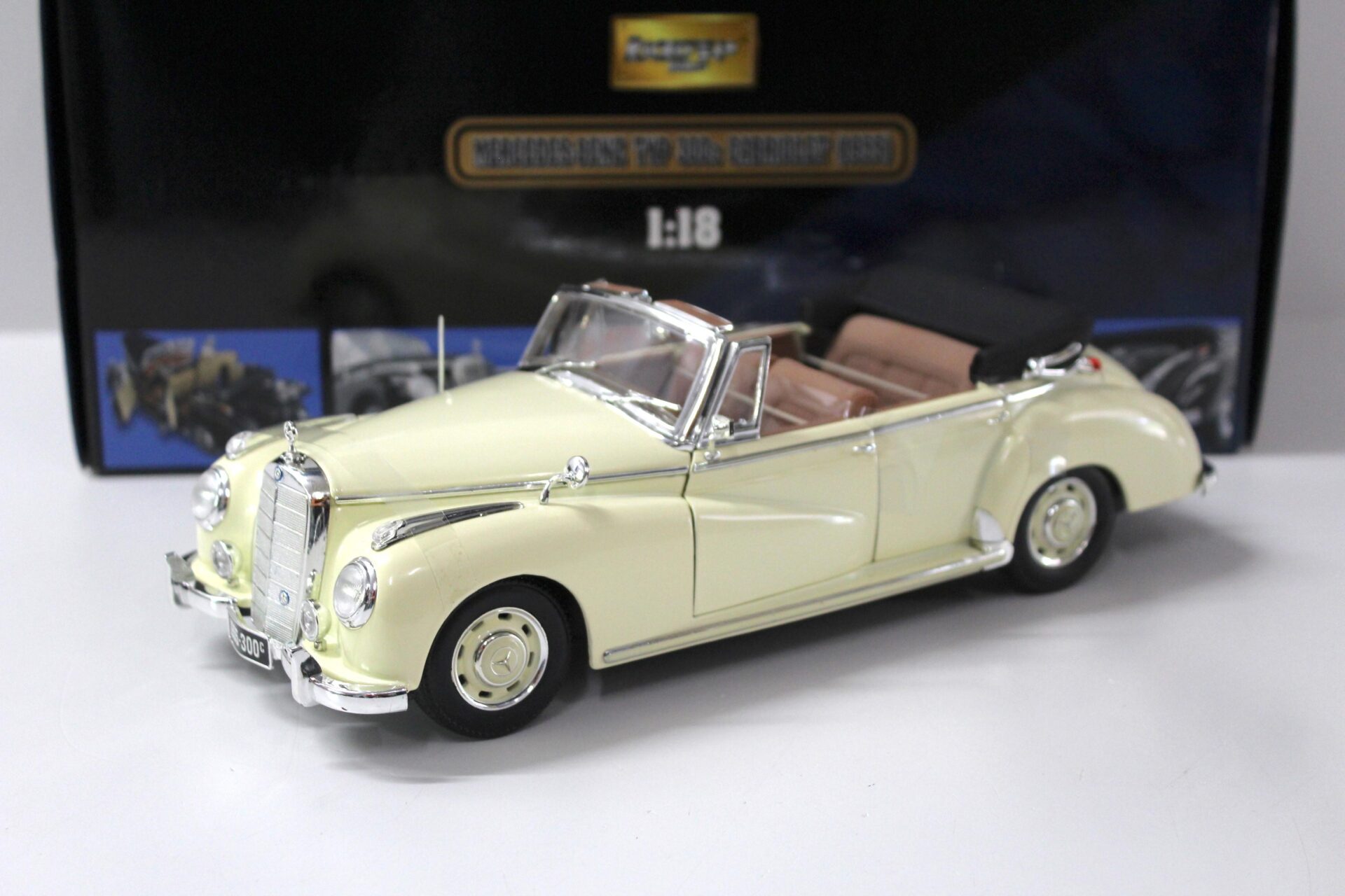 ID 43693 orig.jpg 1:18 Ricko Mercedes Typ 300C Cabriolet 1955 beige