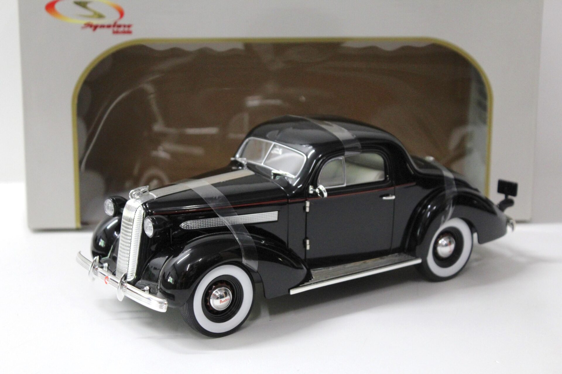 ID 43709 orig.jpg 1:18 Signature Models 1936 Pontiac Deluxe black
