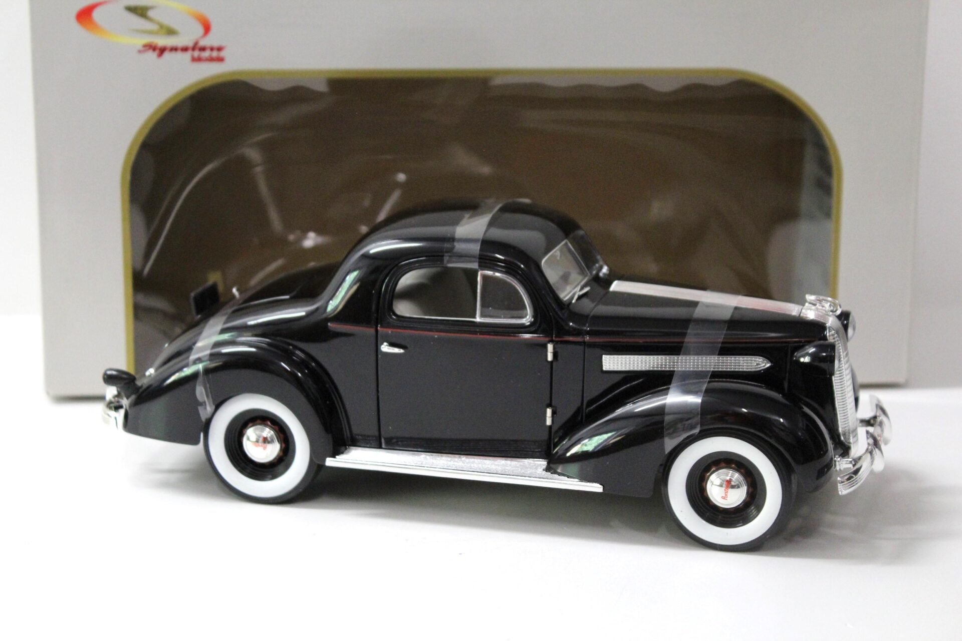 1:18 Signature Models 1936 Pontiac Deluxe black