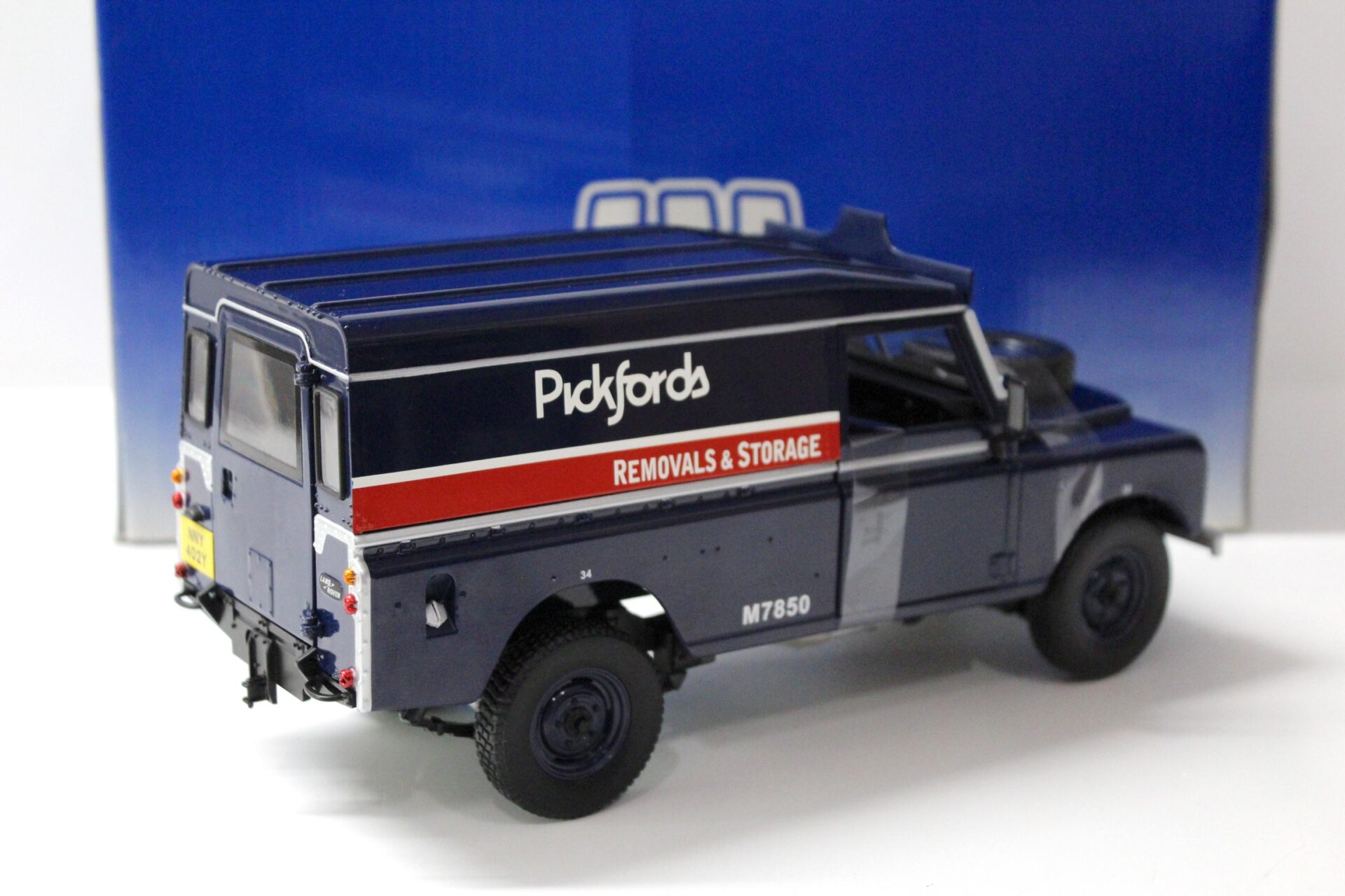 1:18 Universal Hobbies UH Land Rover Serie III - 109 Hard Top "PICKFORDS"