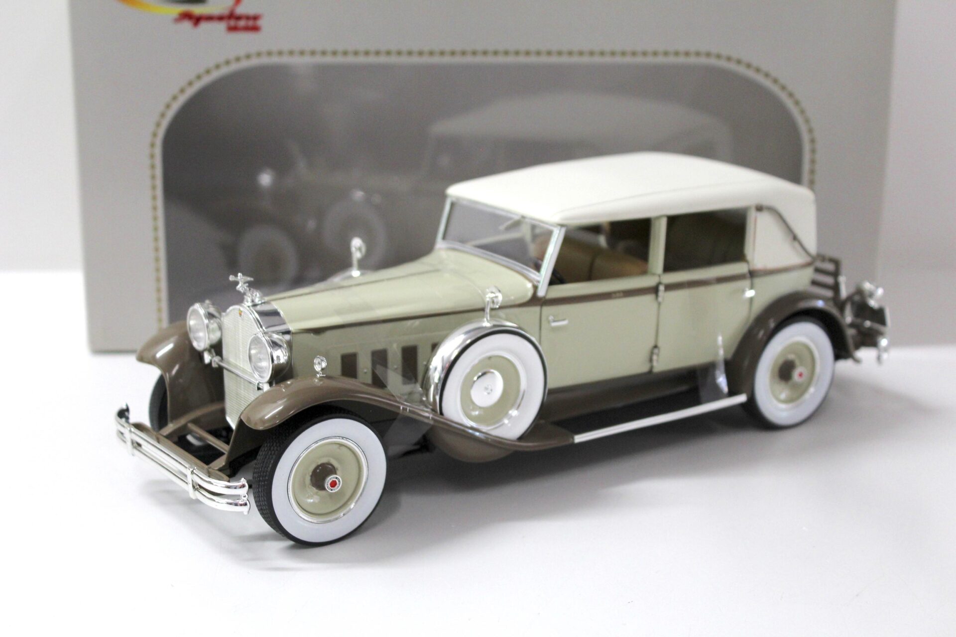 ID 43833 orig.jpg 1:18 Signature Models 1930 Packard Brewster beige/ brown