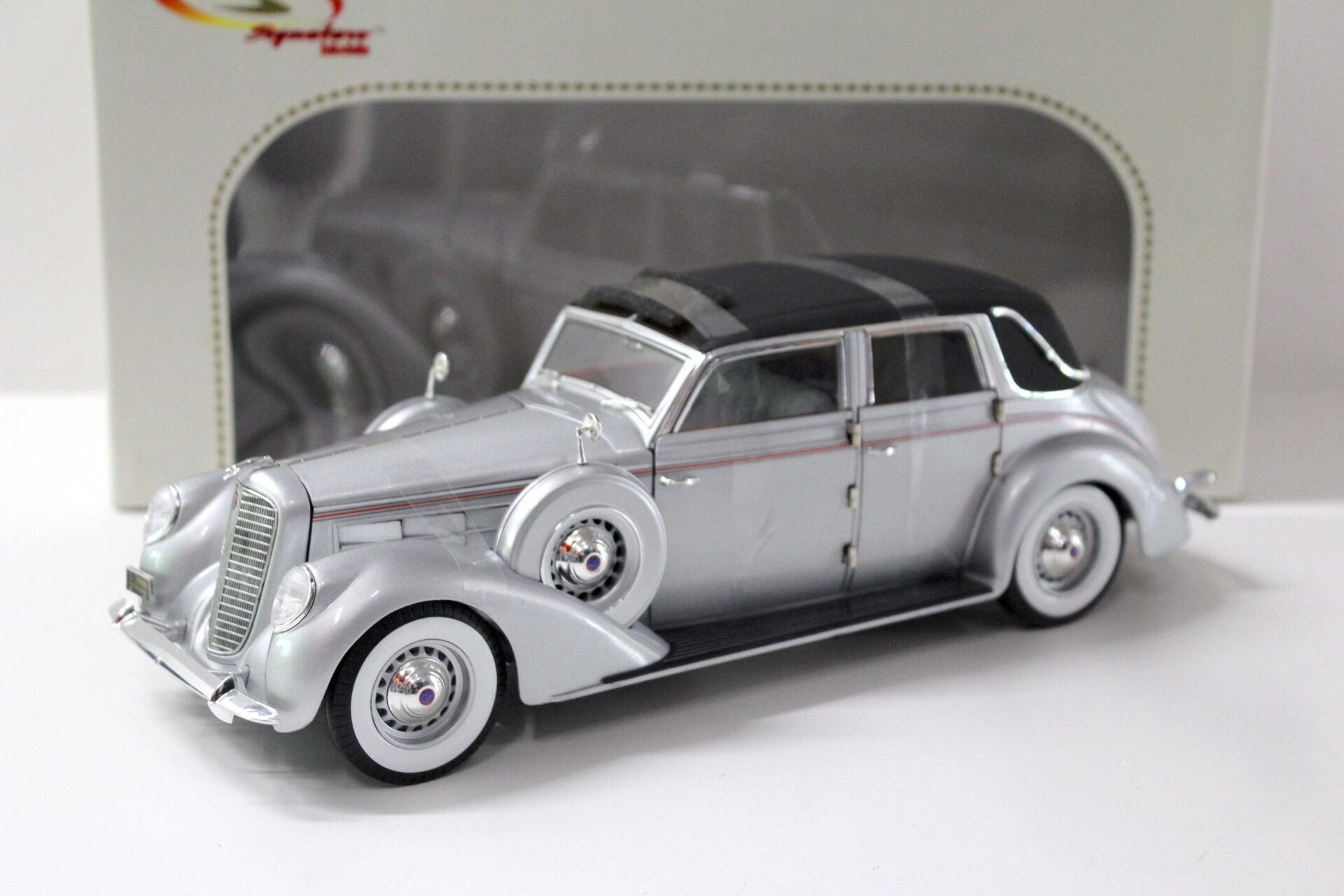 ID 43837 orig.jpg 1:18 Signature Models 1937 Lincoln Touring Cabriolet silver