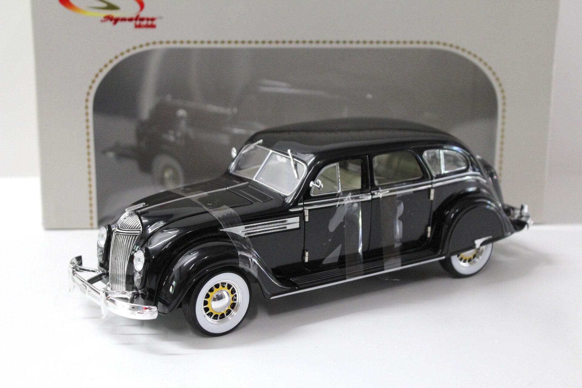 ID 43845 orig.jpg 1:18 Signature Models 1936 Chrysler Airflow black