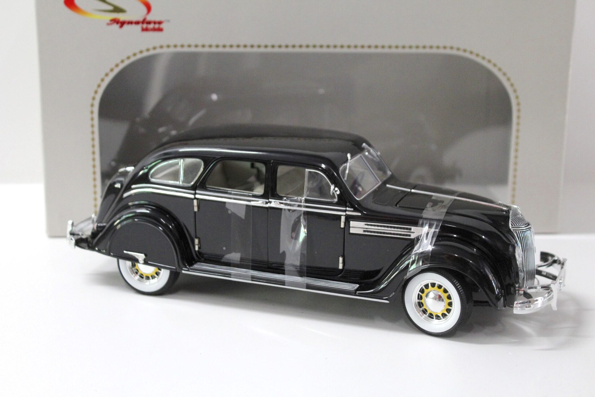 1:18 Signature Models 1936 Chrysler Airflow black