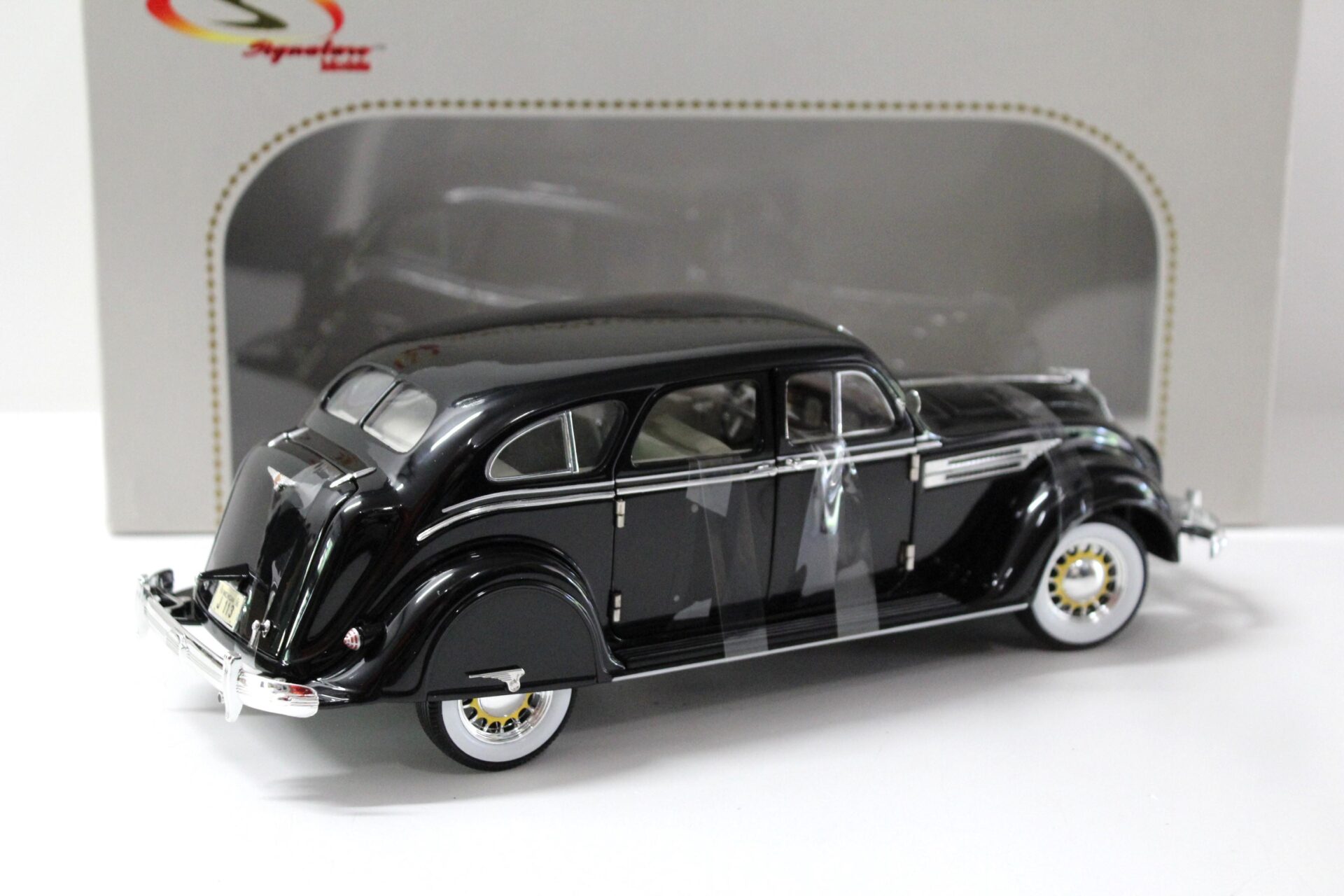 1:18 Signature Models 1936 Chrysler Airflow black