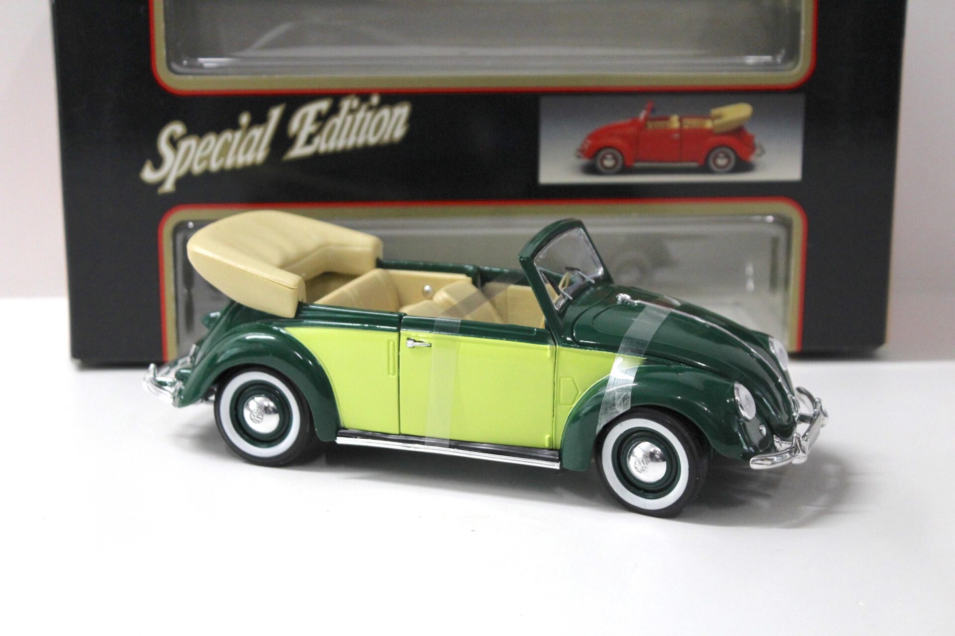 1:18 Maisto 1951 VW Käfer Cabriolet dark green/ green