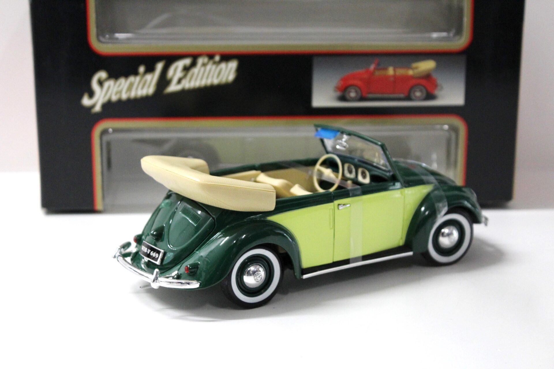 1:18 Maisto 1951 VW Käfer Cabriolet dark green/ green