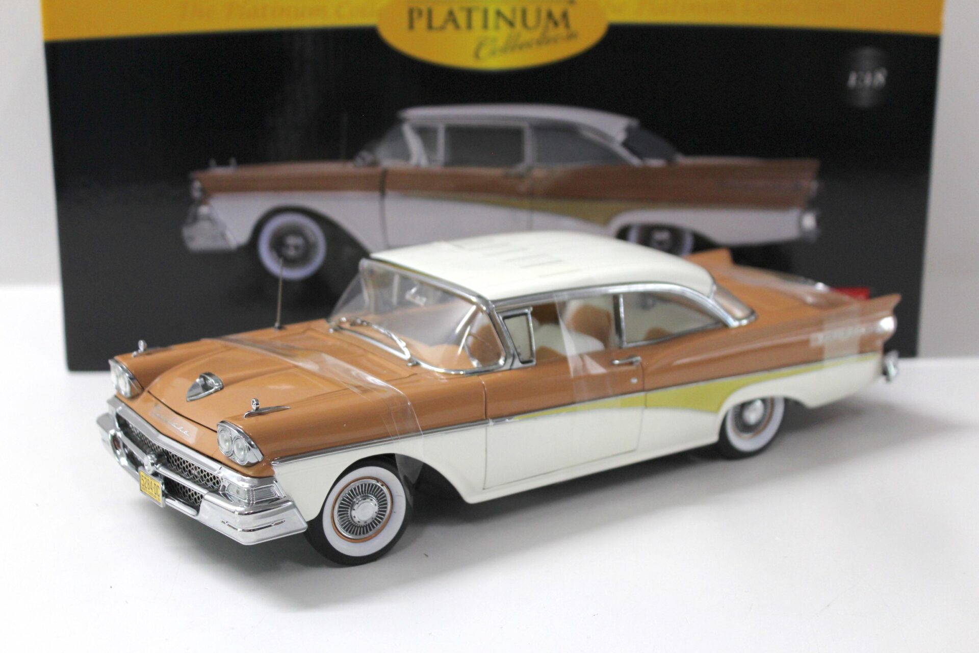 ID 44365 orig.jpg 1:18 Sun Star 1958 Ford Fairlane 500 Hardtop white/ Palomino Tan