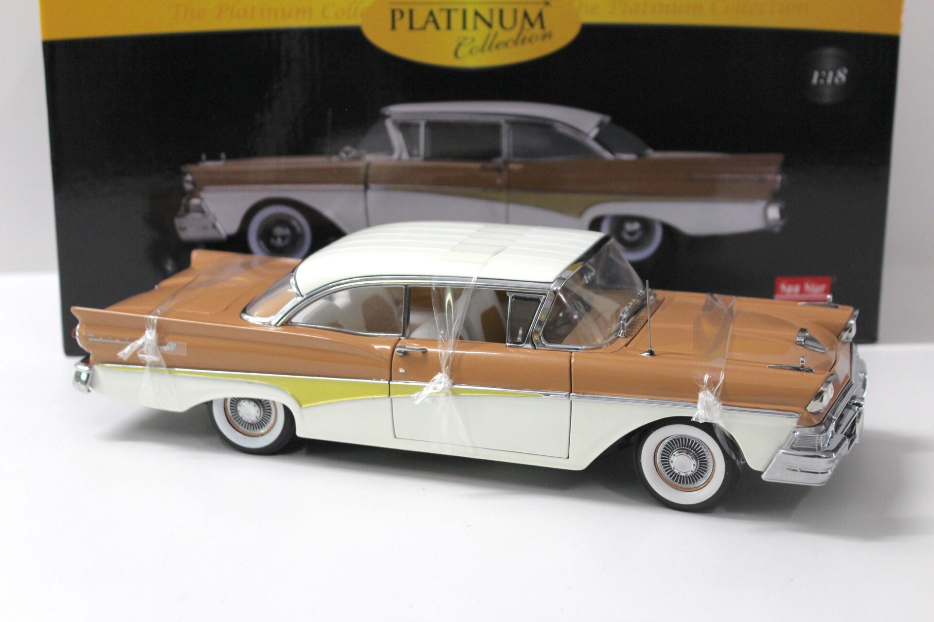 1:18 Sun Star 1958 Ford Fairlane 500 Hardtop white/ Palomino Tan