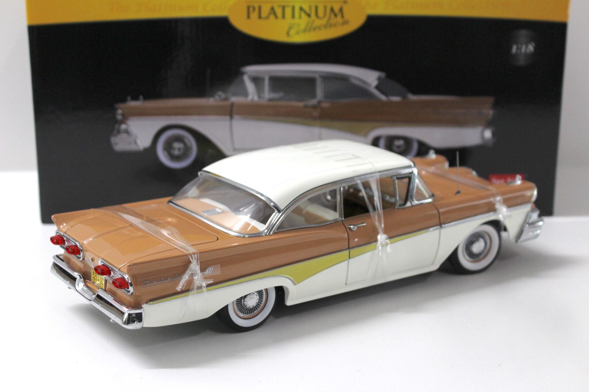1:18 Sun Star 1958 Ford Fairlane 500 Hardtop white/ Palomino Tan