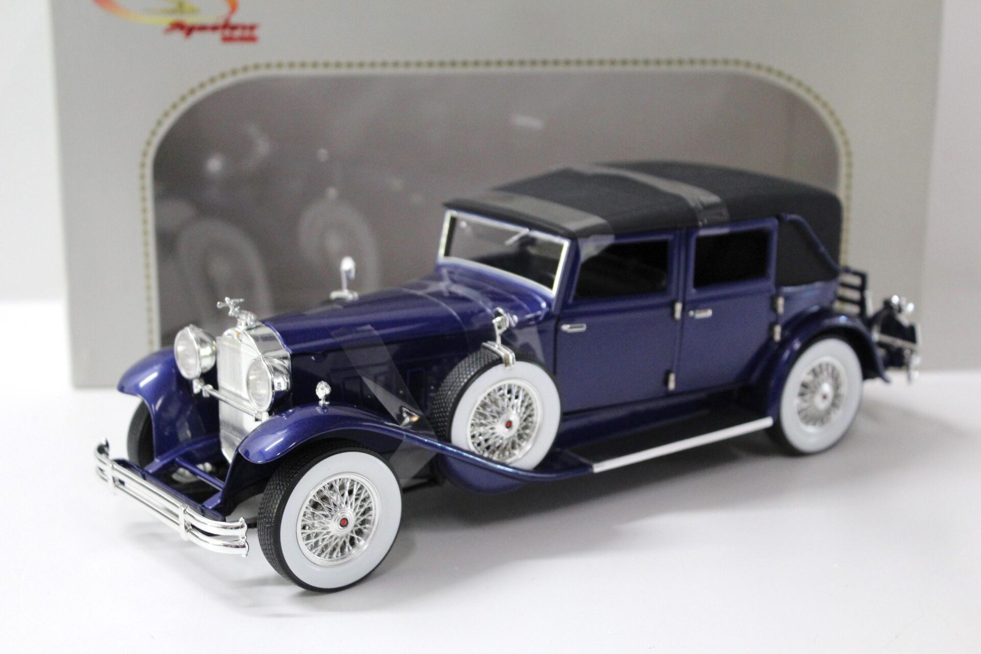 ID 44398 orig.jpg 1:18 Signature Models 1930 Packard LeBaron blue