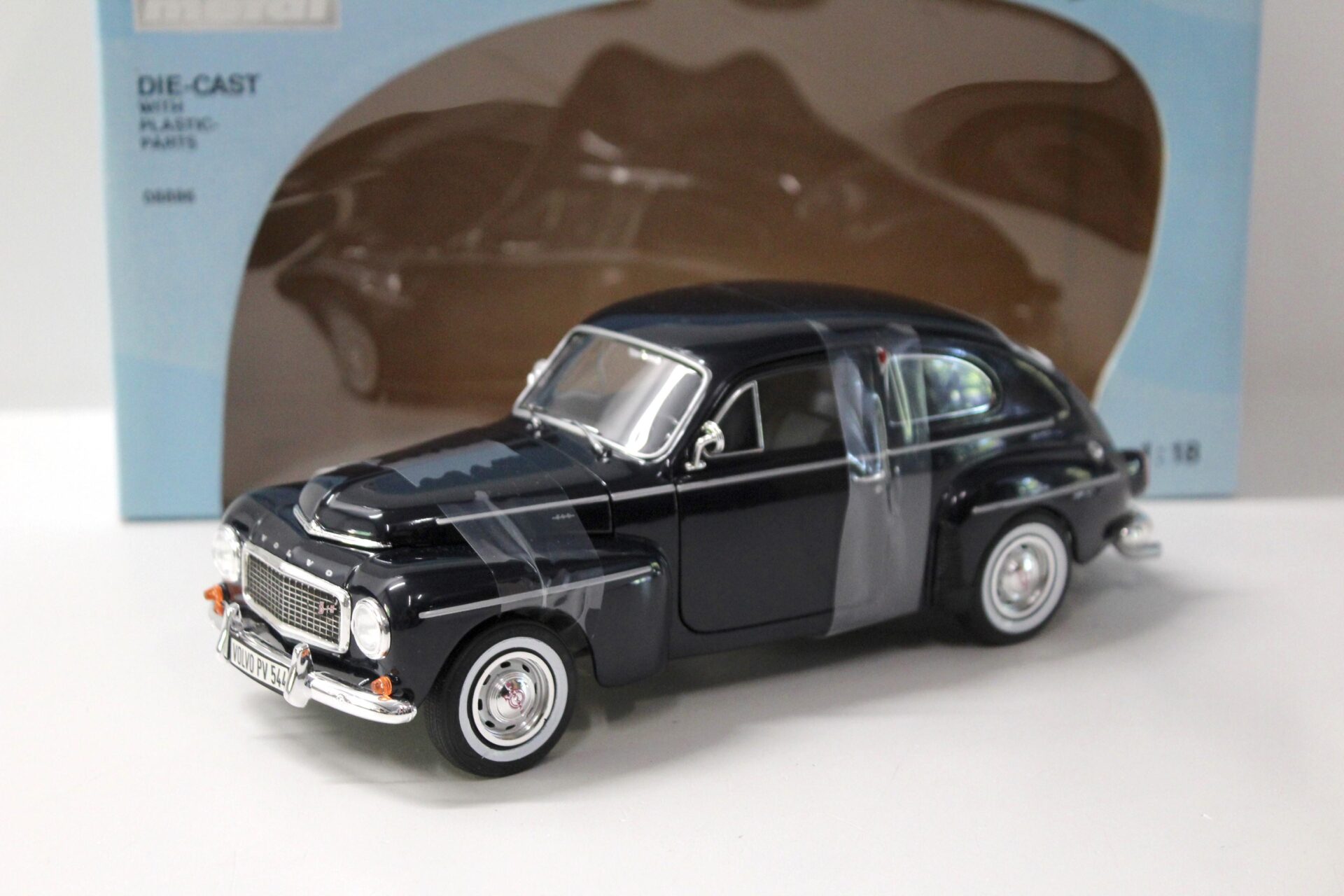 ID 44410 orig.jpg 1:18 Revell Volvo PV 544 dark blue
