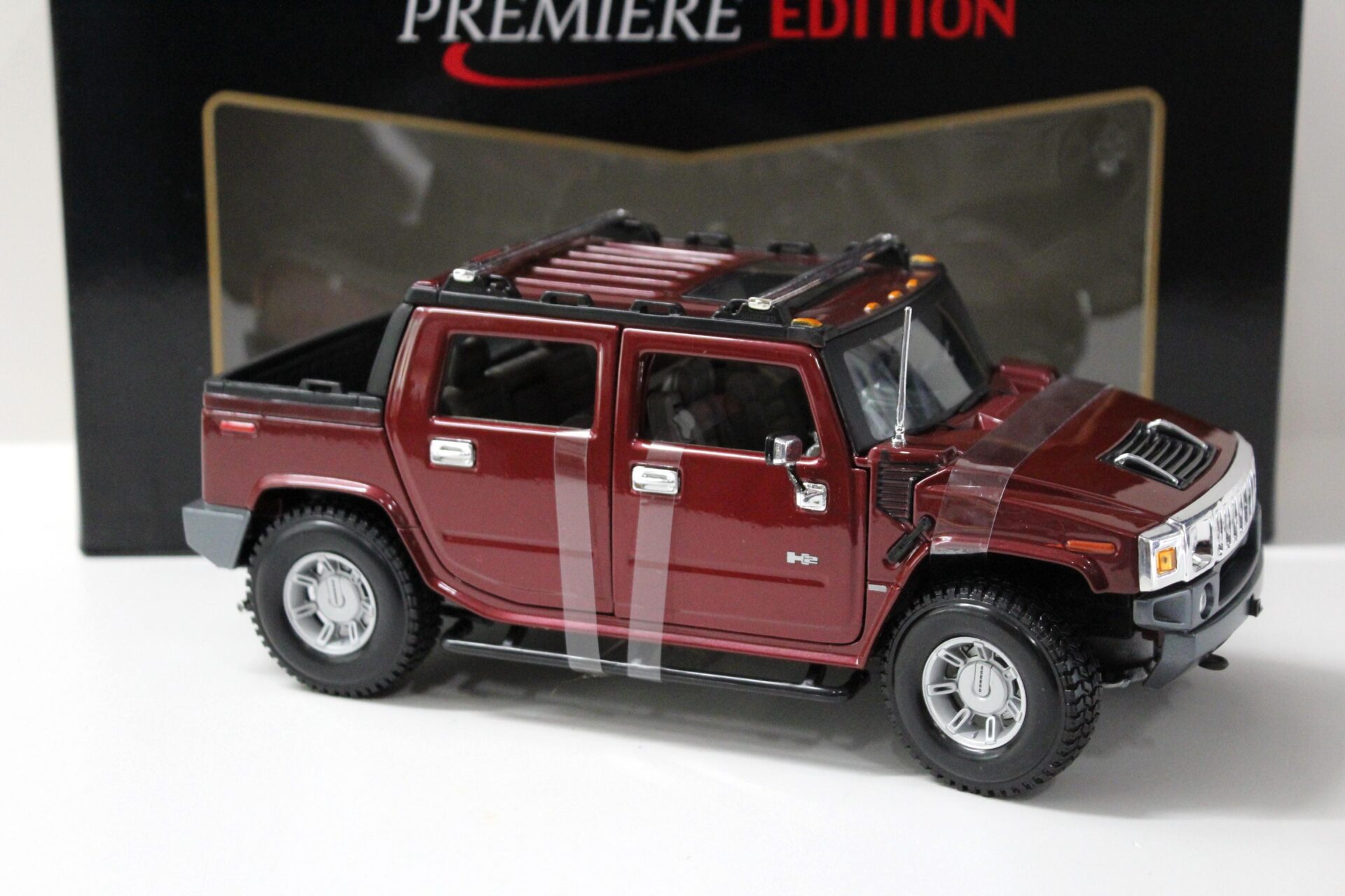 1:18 Maisto Hummer H2 SUT Concept dark red