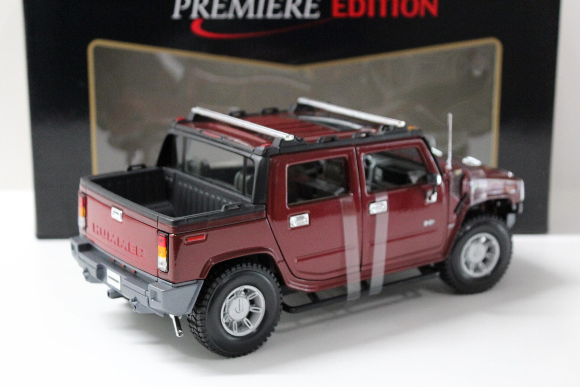 1:18 Maisto Hummer H2 SUT Concept dark red