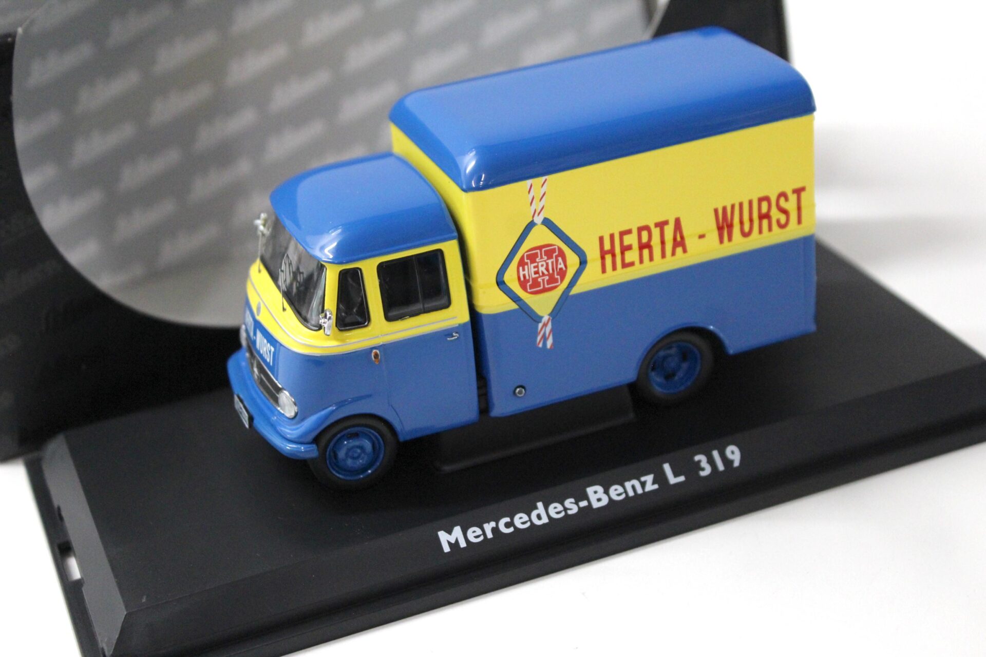 ID 44810 orig.jpg 1:43 Schuco Mercedes L319 Kofferwagen "Herta-Wurst" blue/ yellow