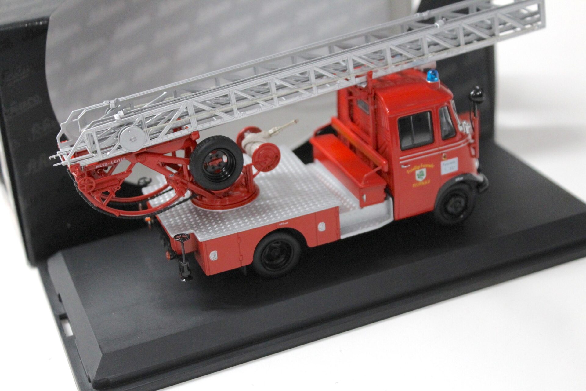 1:43 Schuco Mercedes L319 mit Drehleiter DL18 FEUERWEHR red