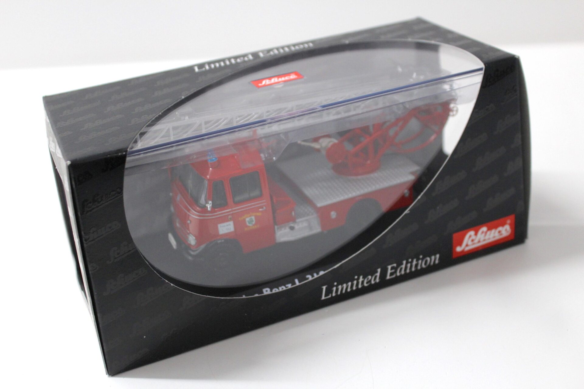 1:43 Schuco Mercedes L319 mit Drehleiter DL18 FEUERWEHR red