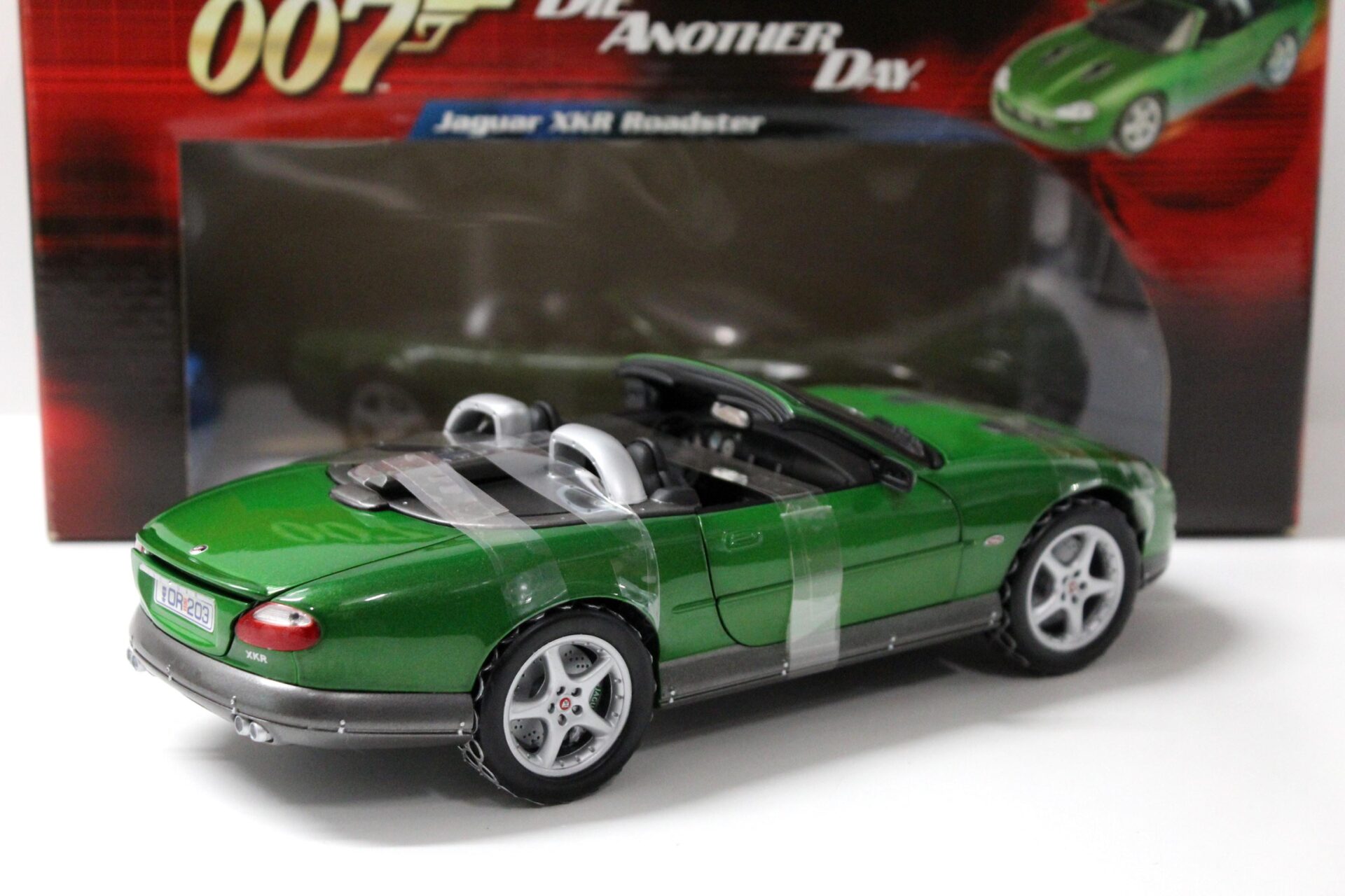 1:18 Joyride ERTL Jaguar XKR Roadster green James Bond «Die