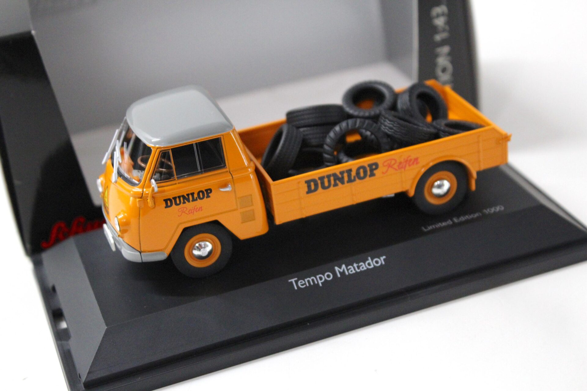ID 45510 orig.jpg 1:43 Schuco Tempo Matador Tieflader-Pritsche "Dunlop Reifen" orange