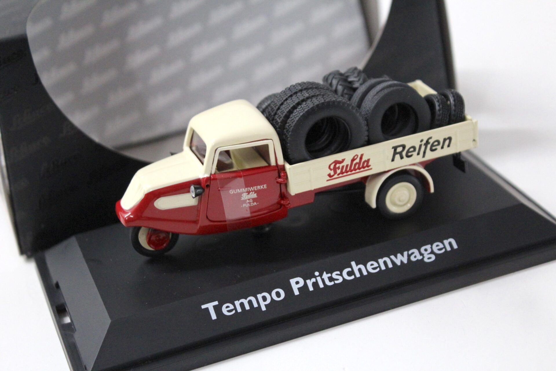 ID 45513 orig.jpg 1:43 Schuco Tempo Pritschenwagen "Fulda Reifen" red/ white