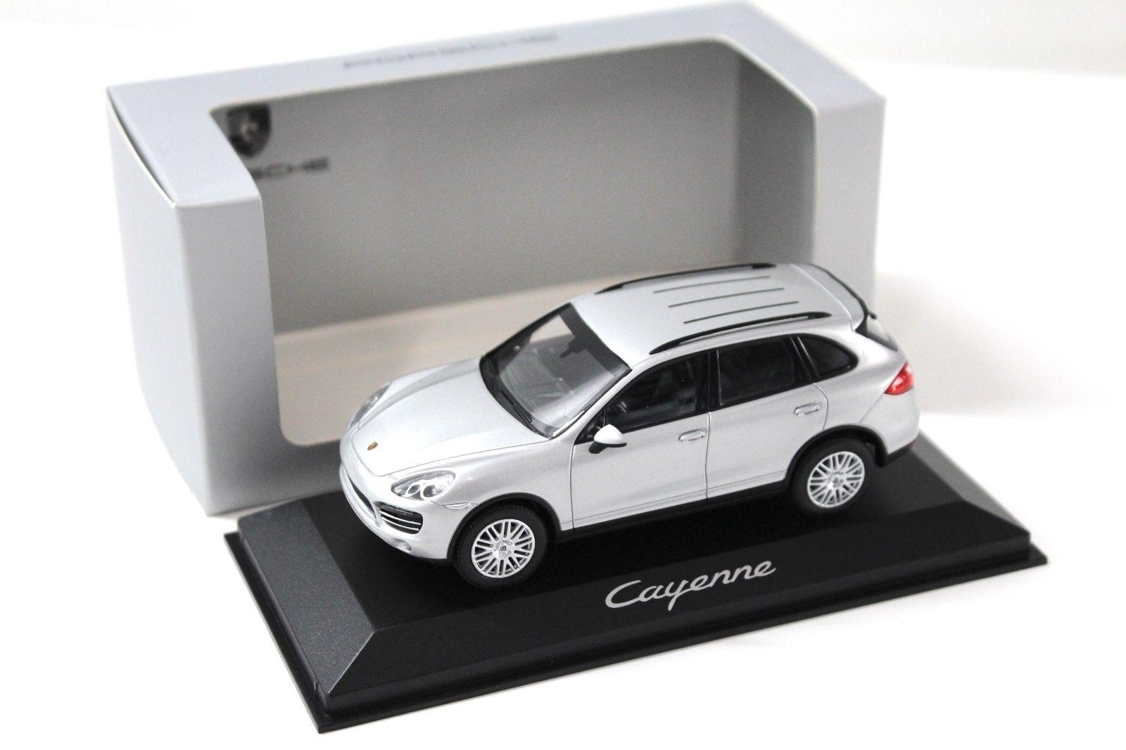 ID 46538 orig 1.jpg 1:43 Minichamps Porsche Cayenne silver DEALER VERSION