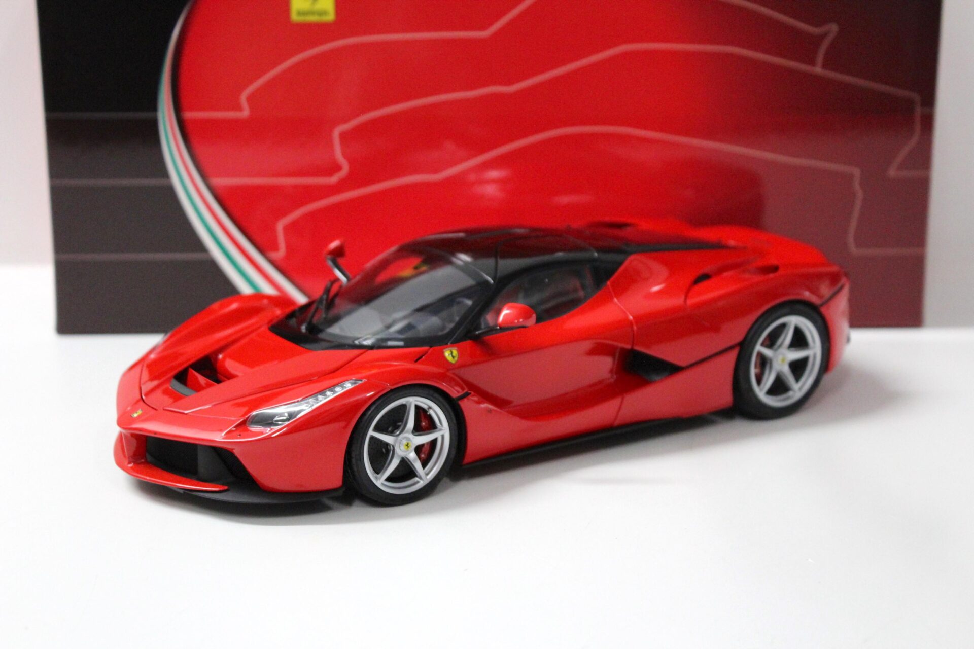 ID 46909 orig.jpg 1:18 BBR Ferrari LaFerrari Corsa red/ Gloss black roof FULL OPENING