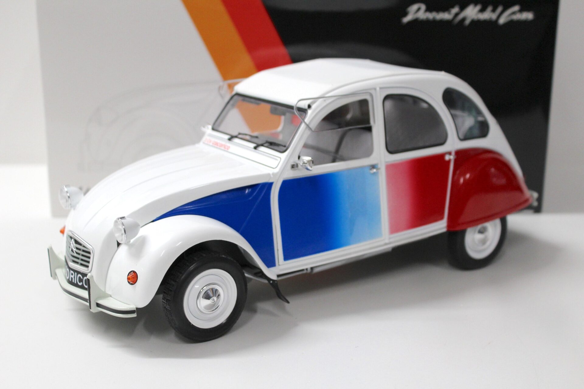 ID 46988 orig.jpg 1:12 Z-Models Citroen 2CV Cocorico 1986 white/ blue/ red
