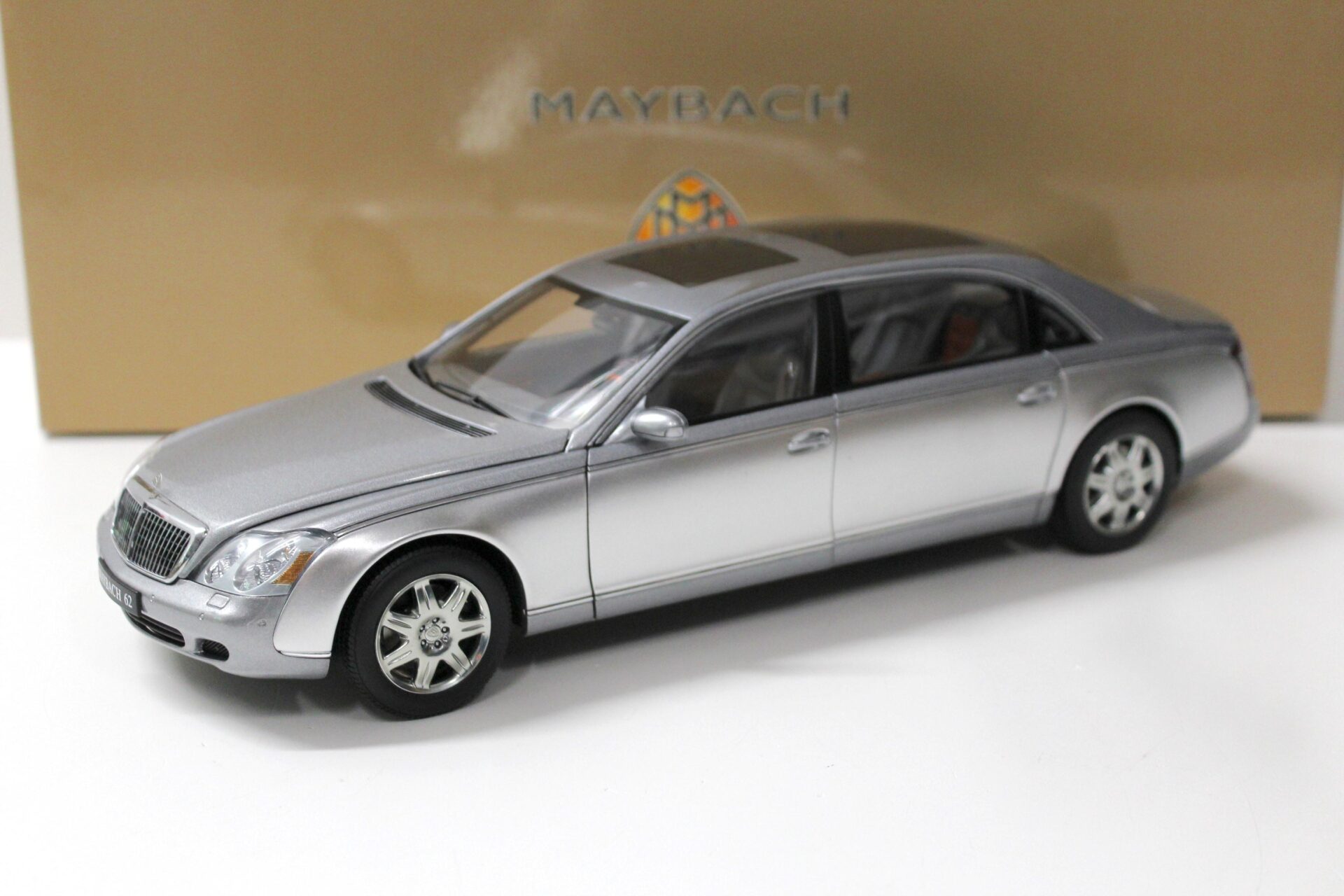 ID 47229 orig.jpg 1:18 AUTOart Maybach 62 Limousine grey metallic/ silver DEALER VERSION