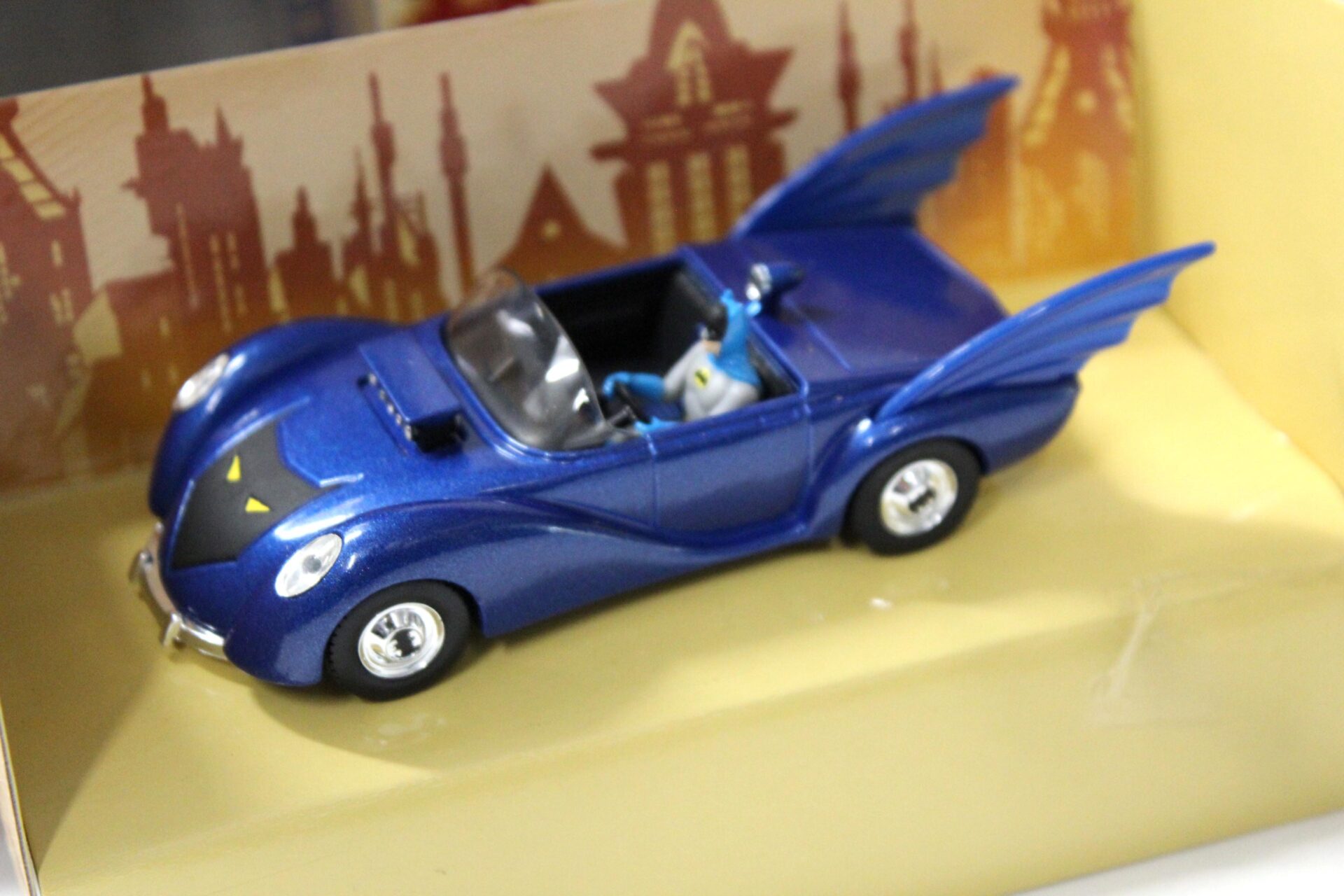 1:43 Corgi 1960Â´s DC Comics BATMOBILE BMBV2 Batman blue