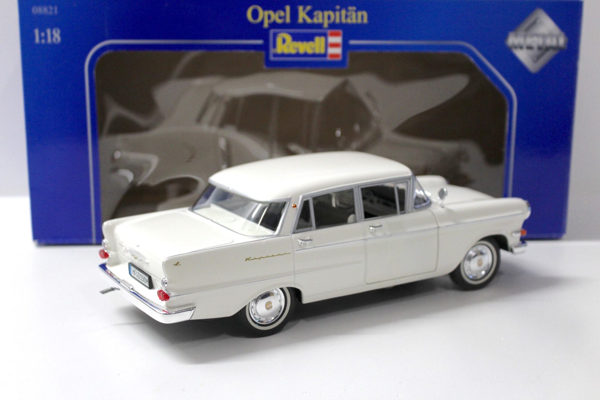 1:18 Revell Opel Kapitän white – Premium-Modelcars