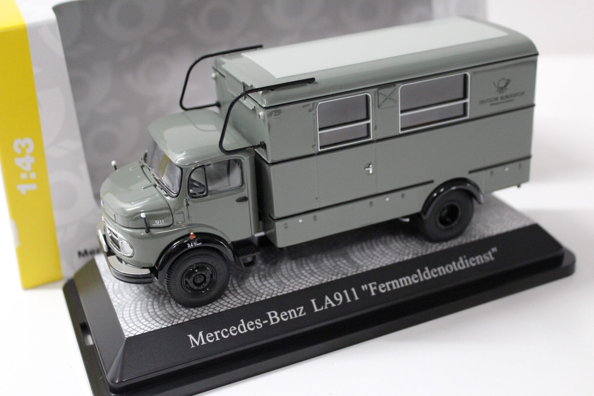 ID 47864 orig.jpg 1:43 Premium ClassiXXs Mercedes LA911 Deutsche Post Fernmeldenotdienst
