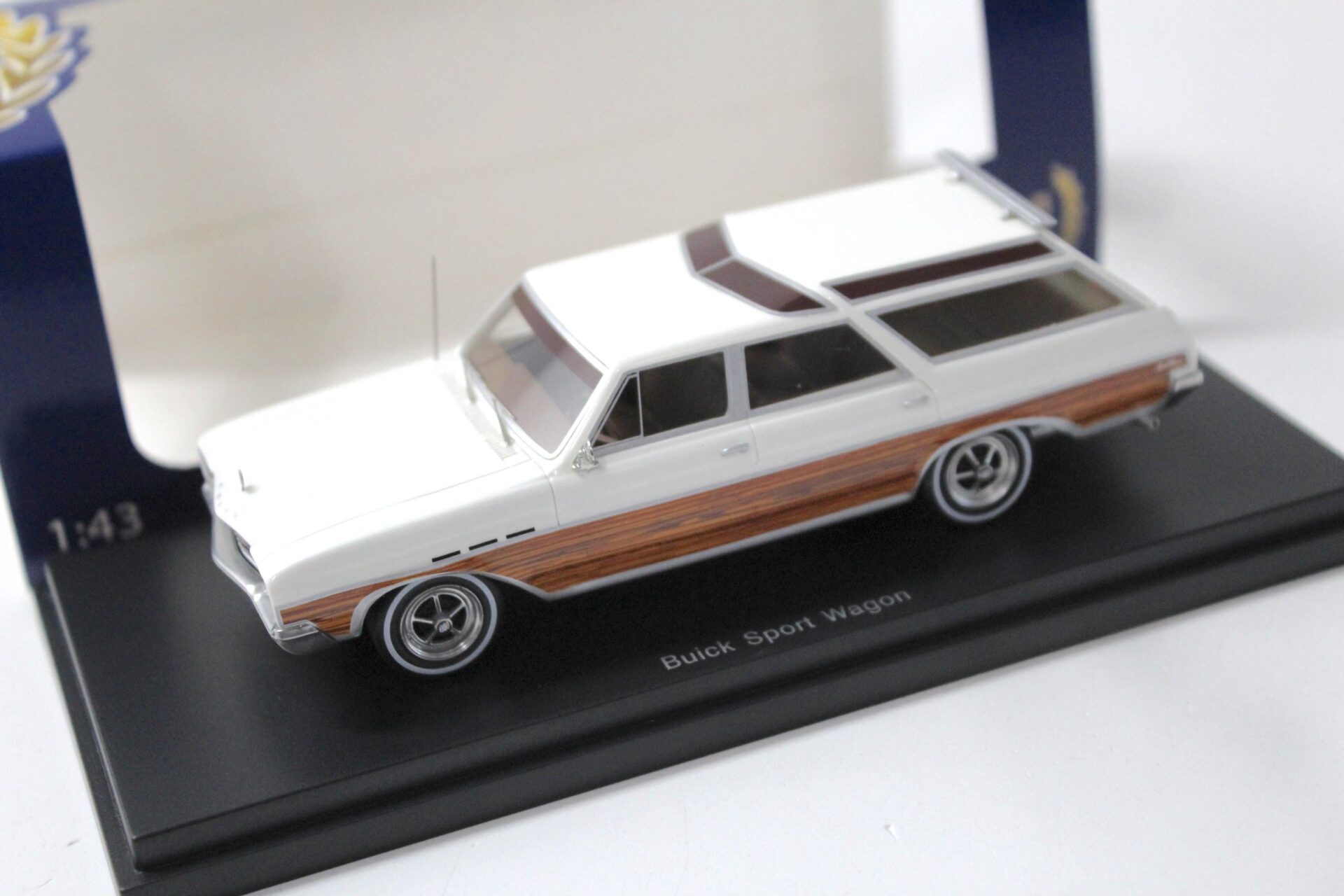 ID 48004 orig.jpg 1:43 BOS Buick Sport Wagon white/ wood panels